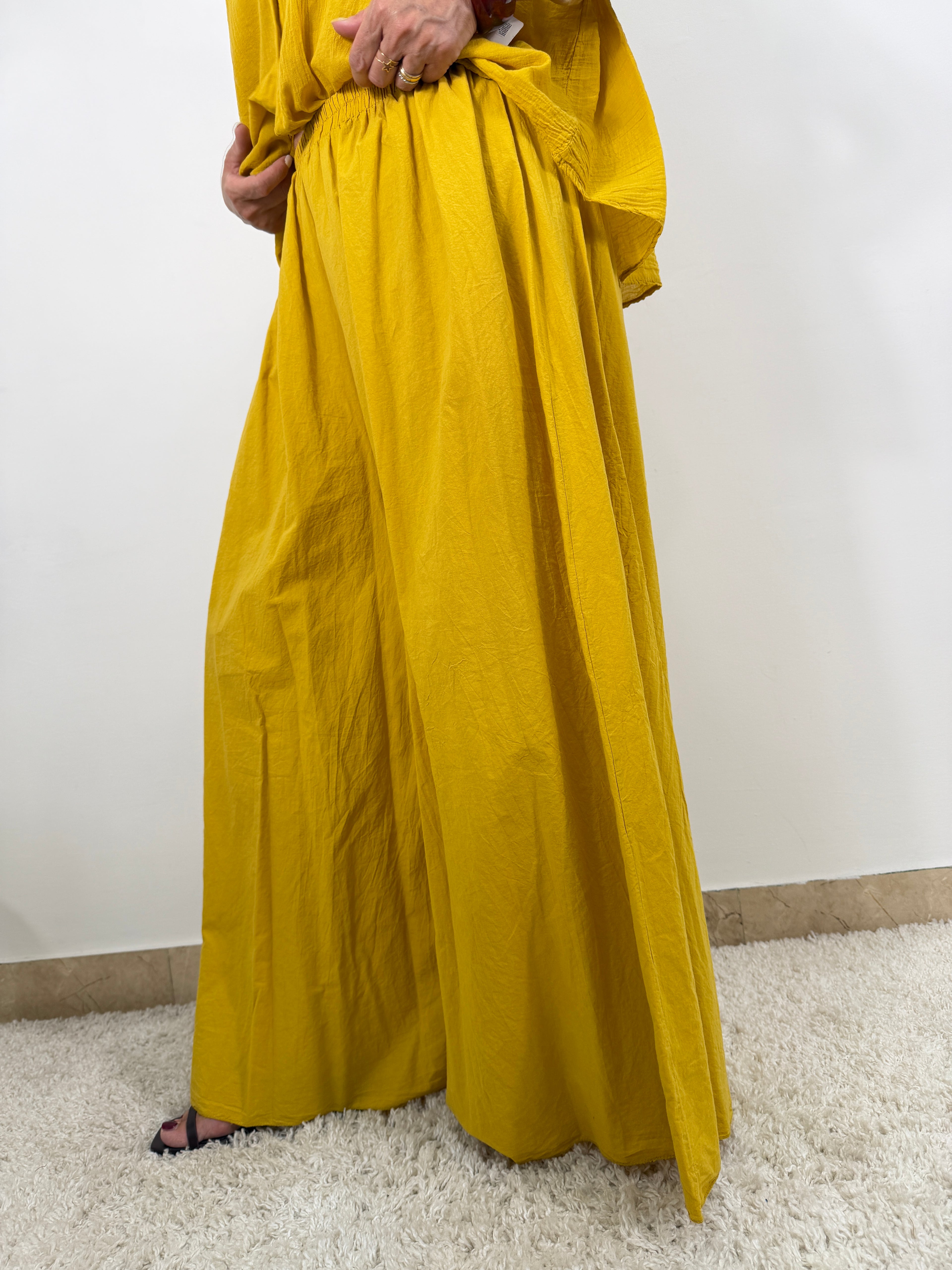 Completo due pezzi con camicia smanicata e pantalone palazzo
