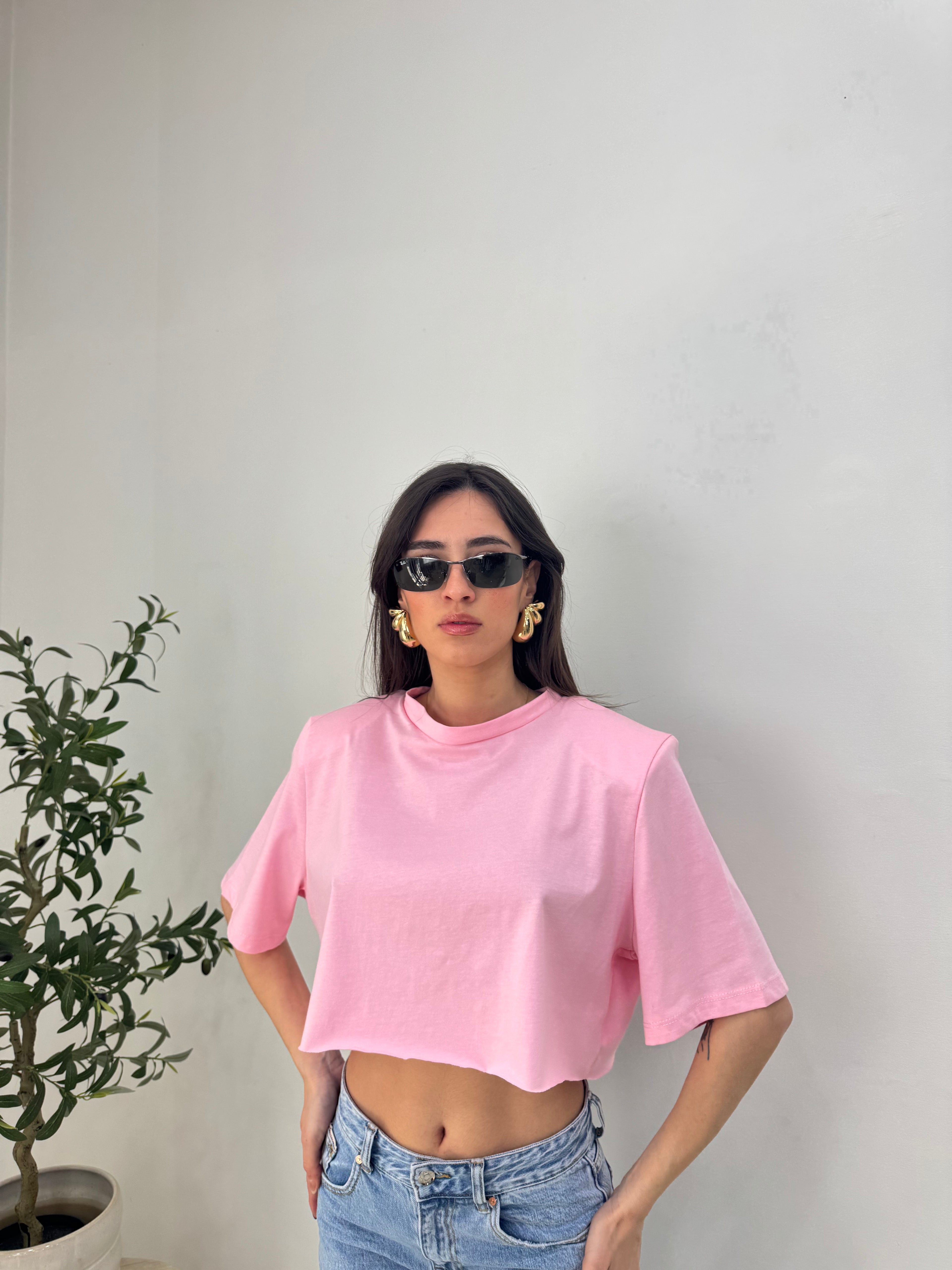 T-shirt crop con spalle strutturate