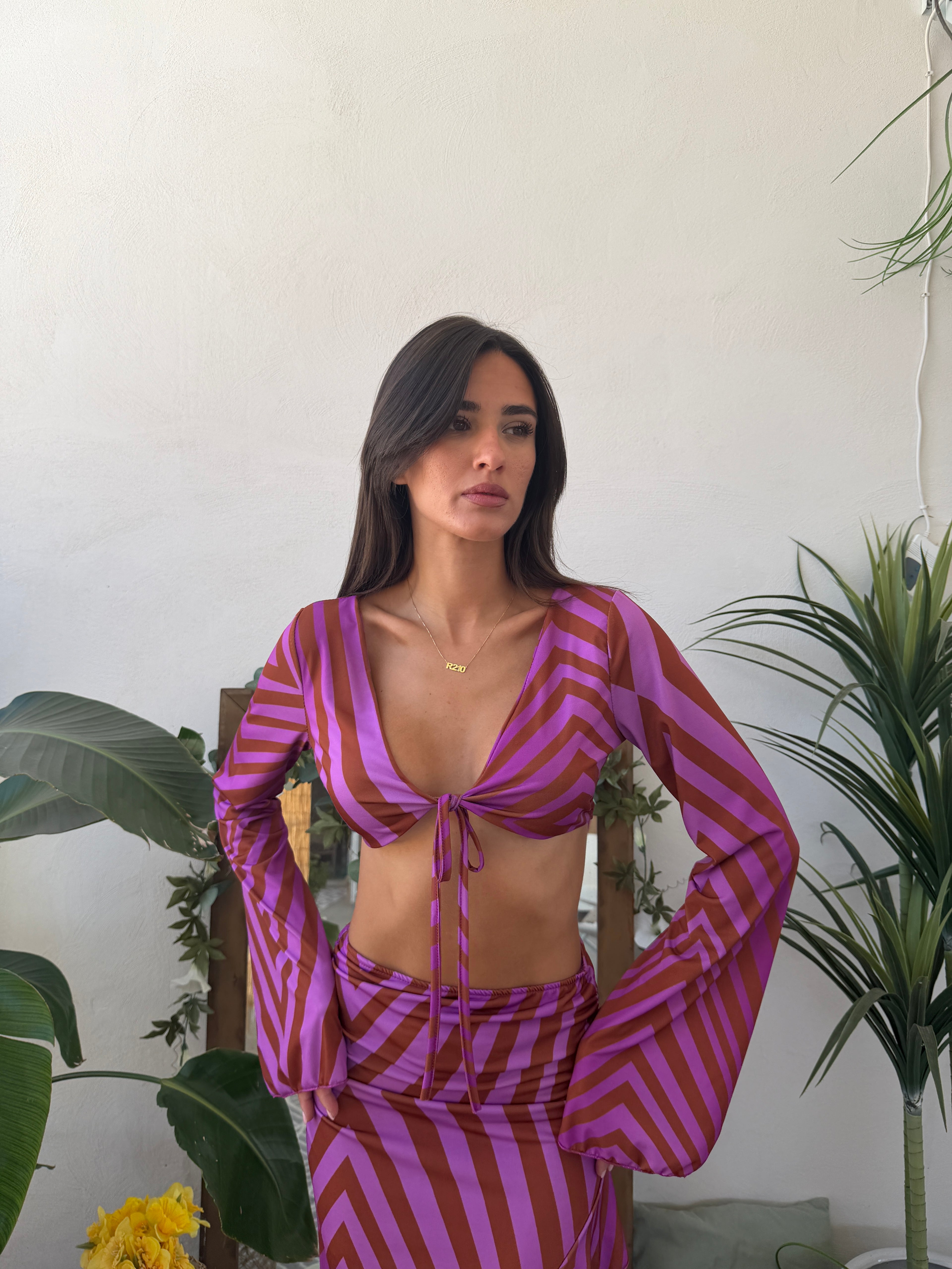 Coordinato con top a maniche lunghe e gonna lunga drappeggiata