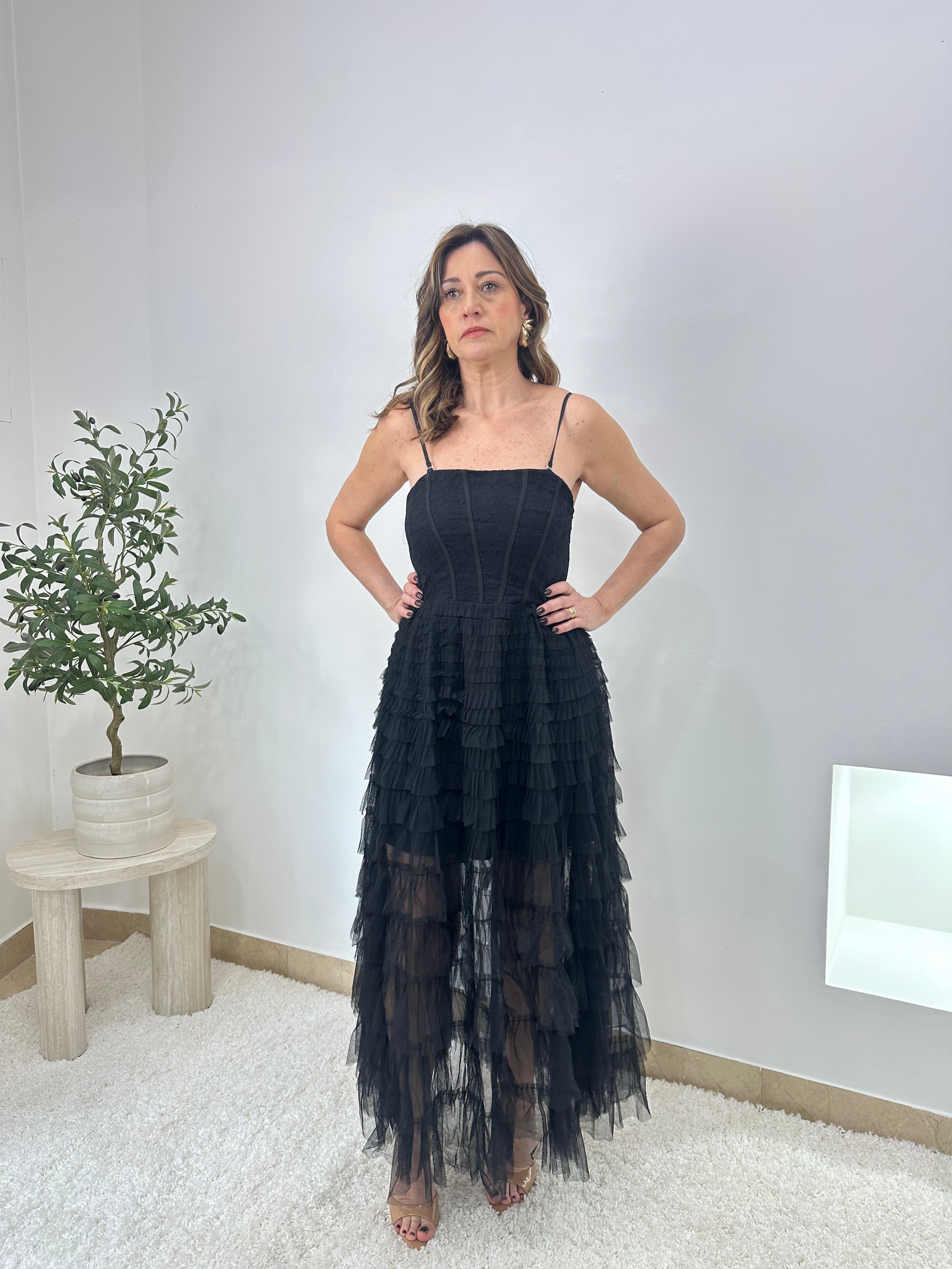 Abito in tulle con corpetto in pizzo e gonna a balze