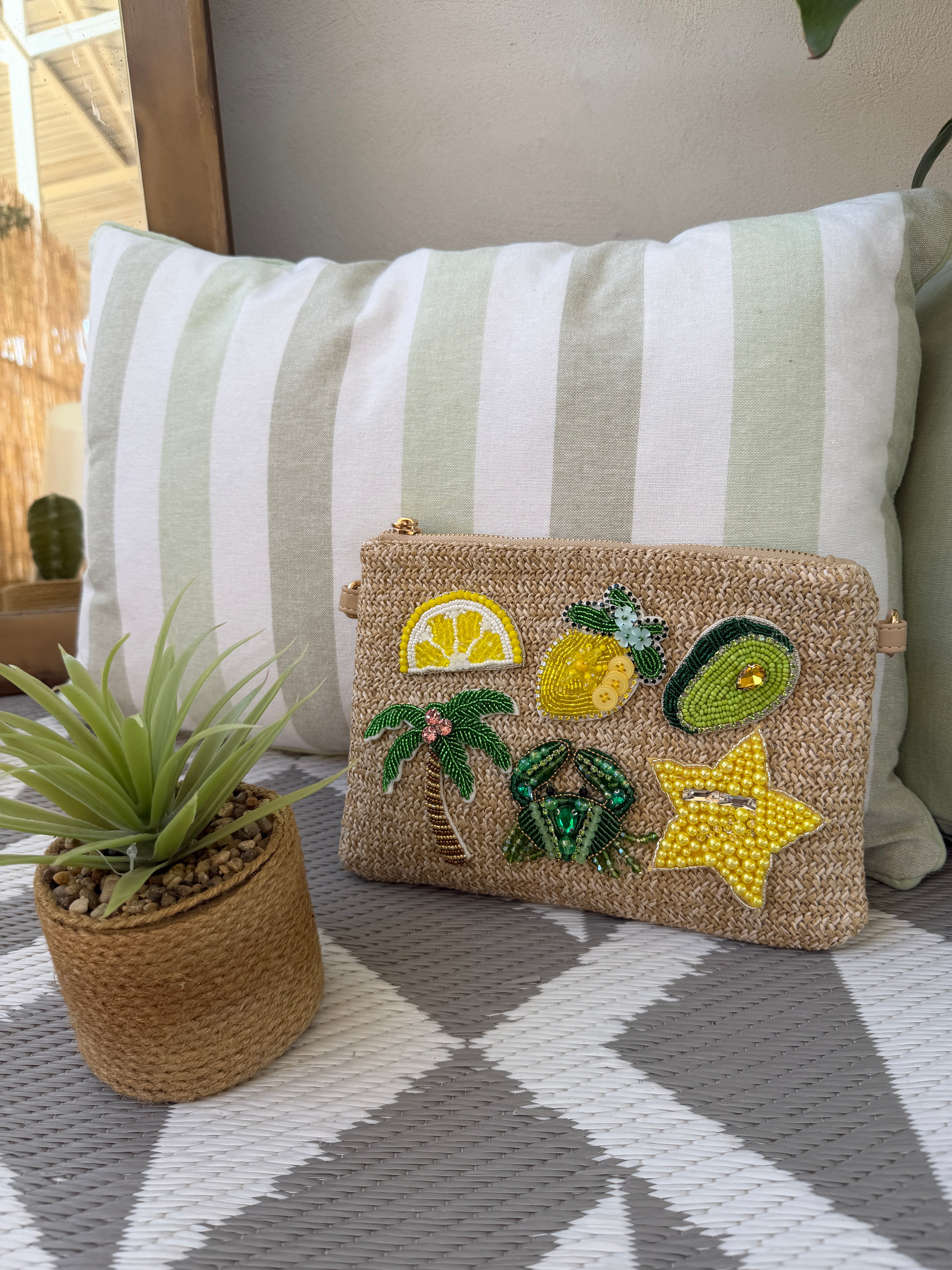 Pochette intrecciata con applicazioni decorative
