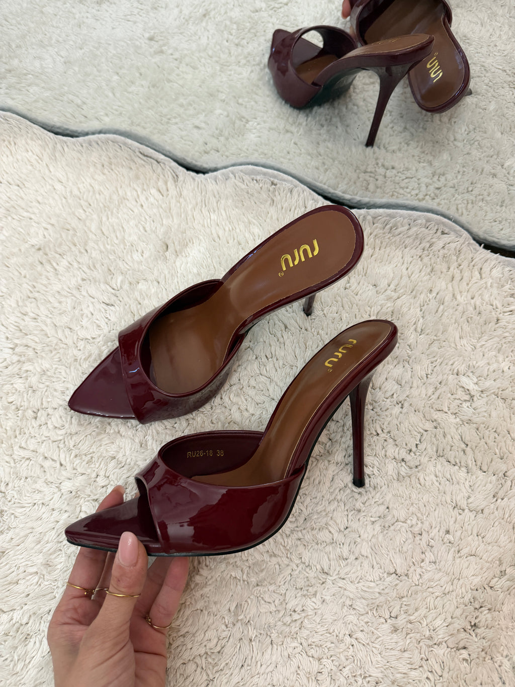 Sandali mule con tacco a spillo effetto vernice