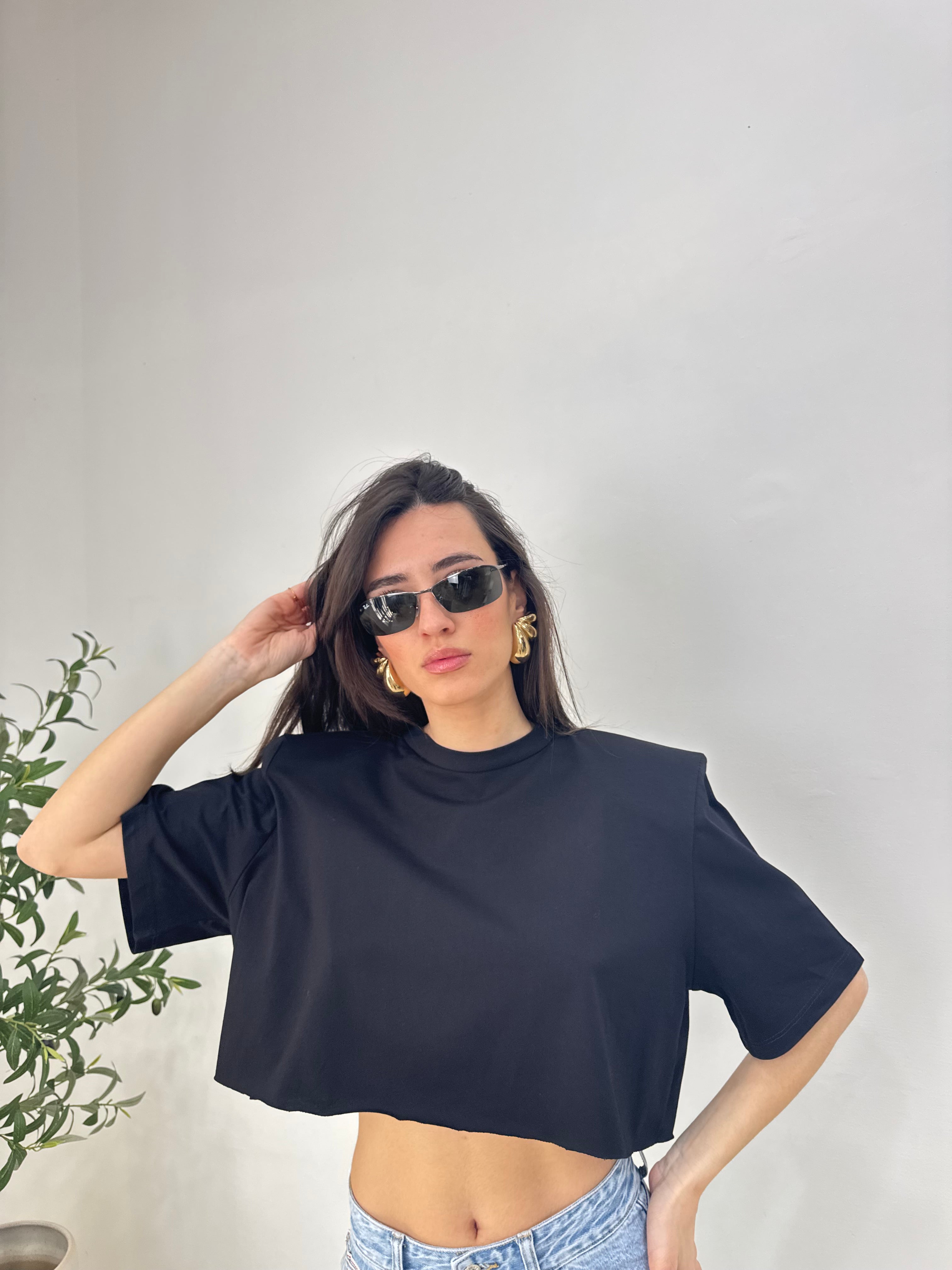T-shirt crop con spalle strutturate