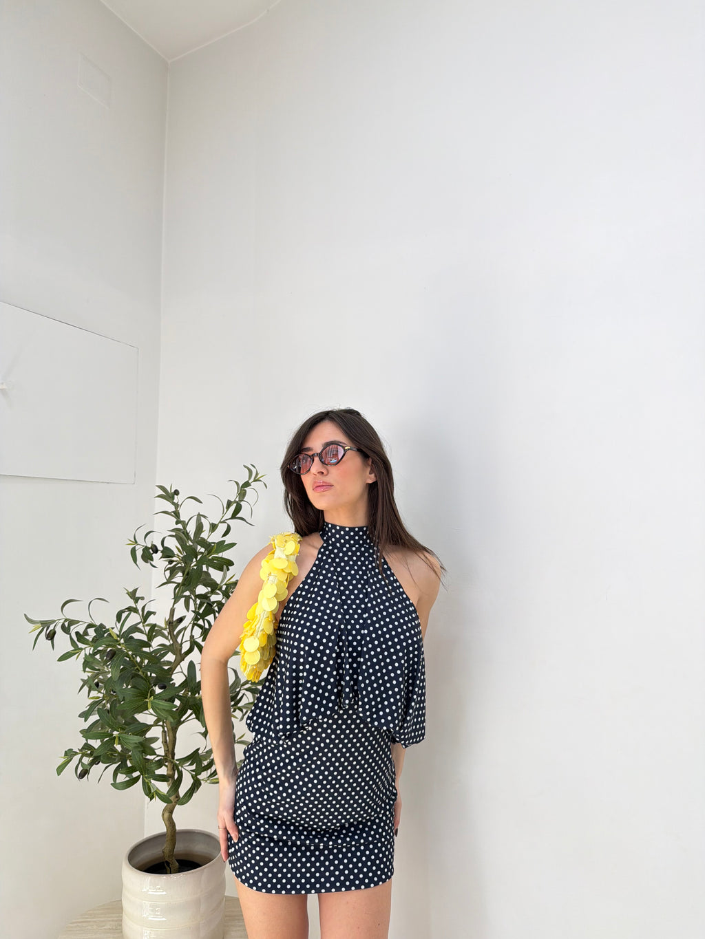 Abito mini a pois con scollo halter