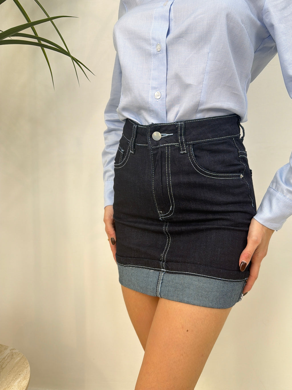 Mini gonna denim a contrasto con risvolto