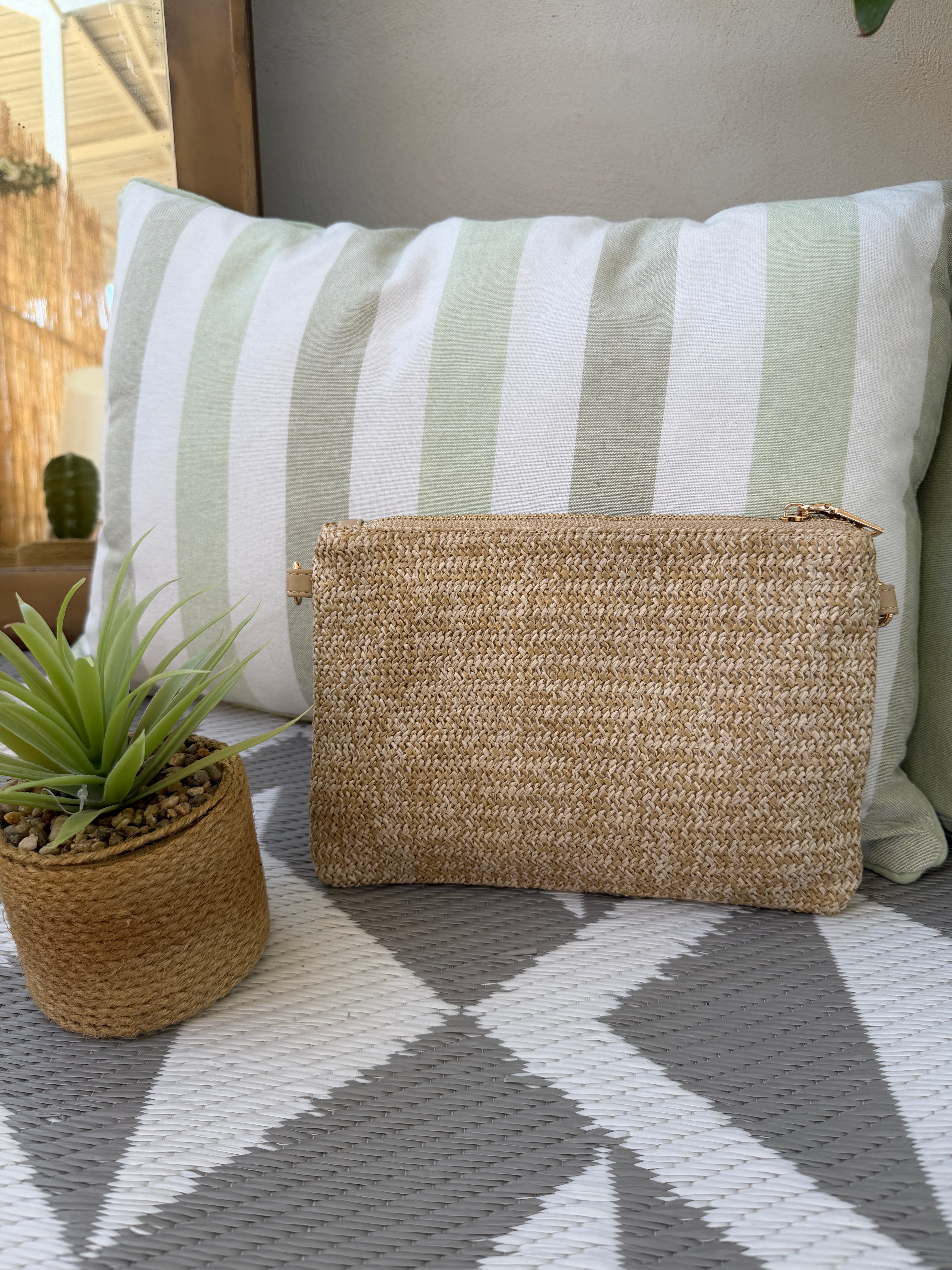 Pochette intrecciata con applicazioni decorative