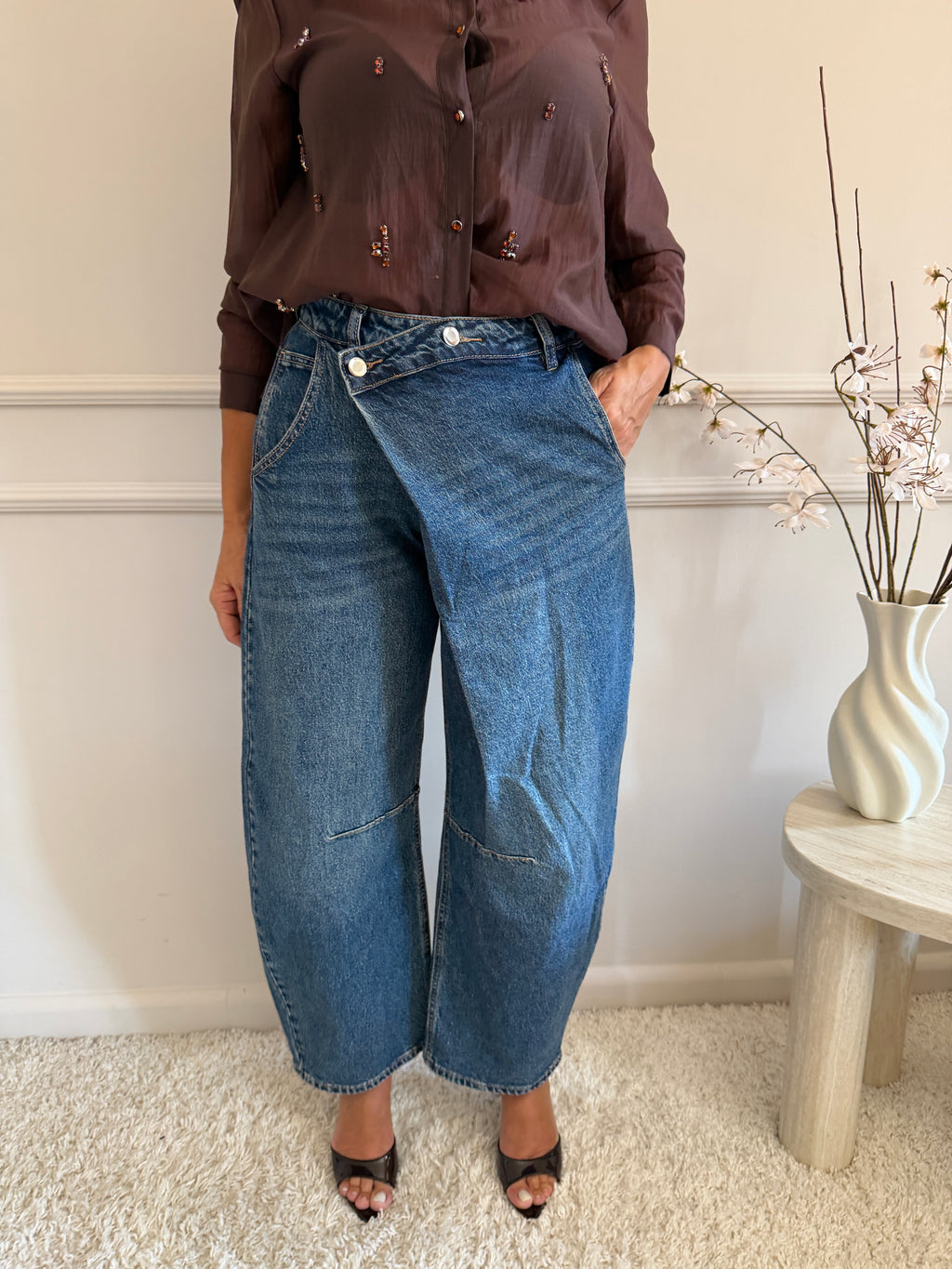 Jeans Gamba Ampia con Vita Asimmetrica