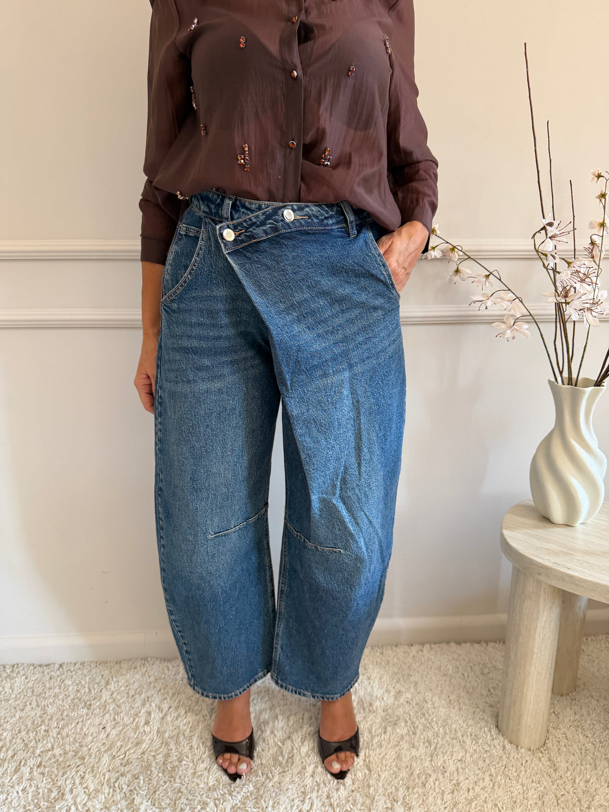 Jeans Gamba Ampia con Vita Asimmetrica