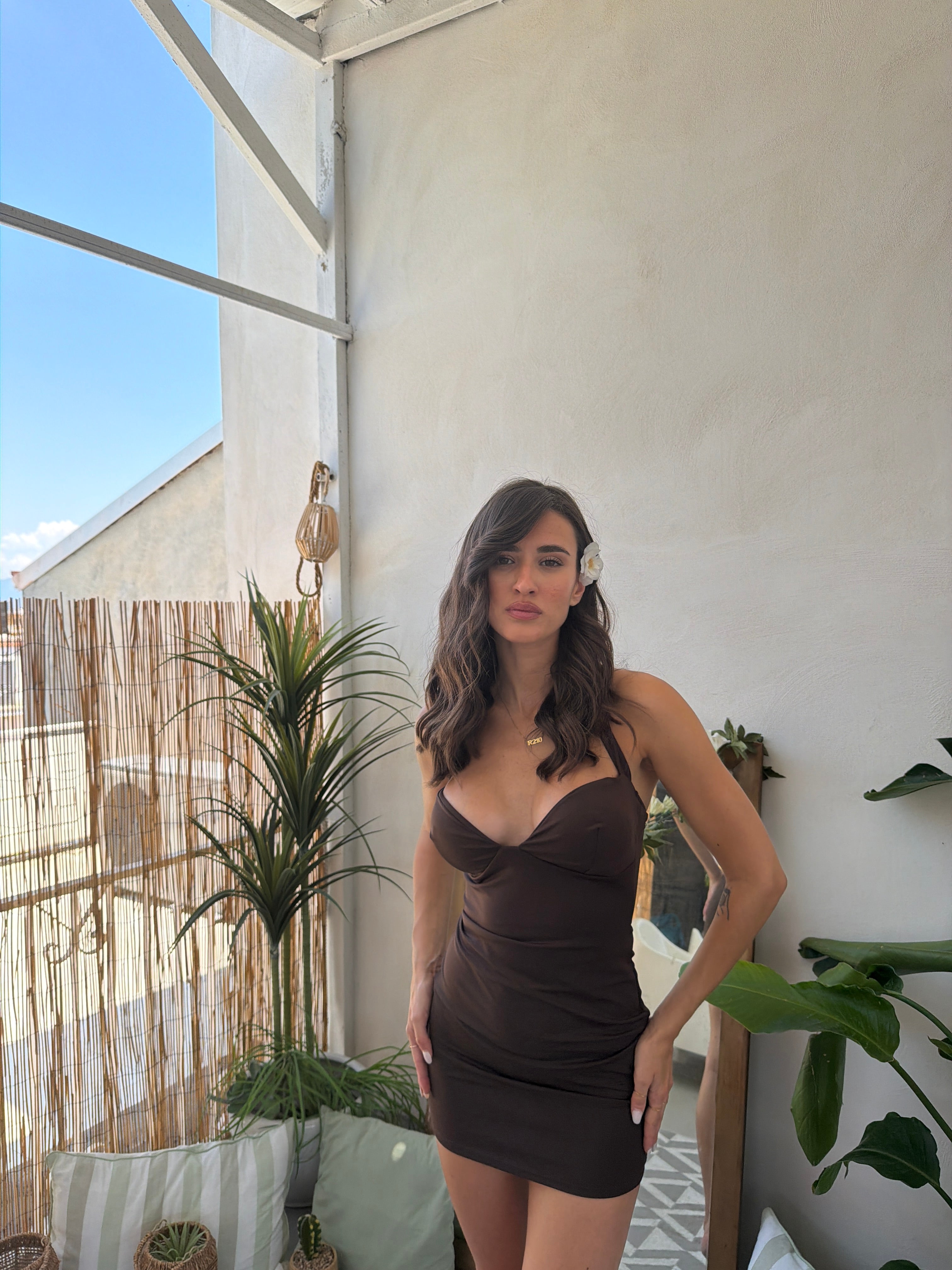 Mini dress con scollo a cuore e allacciatura al collo