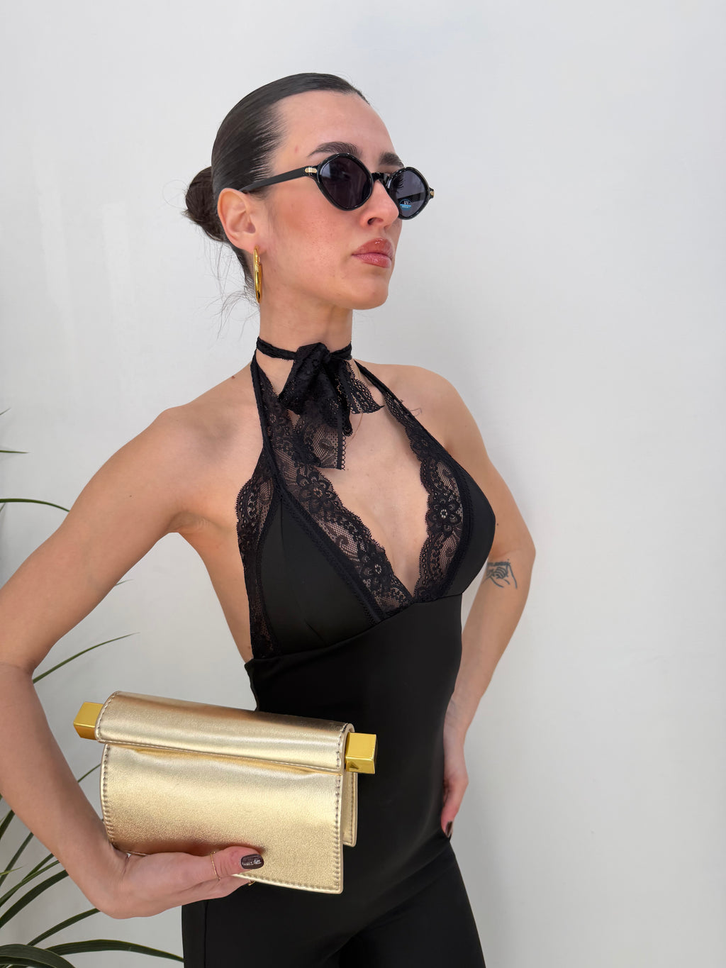 Jumpsuit nera con pizzo e scollo