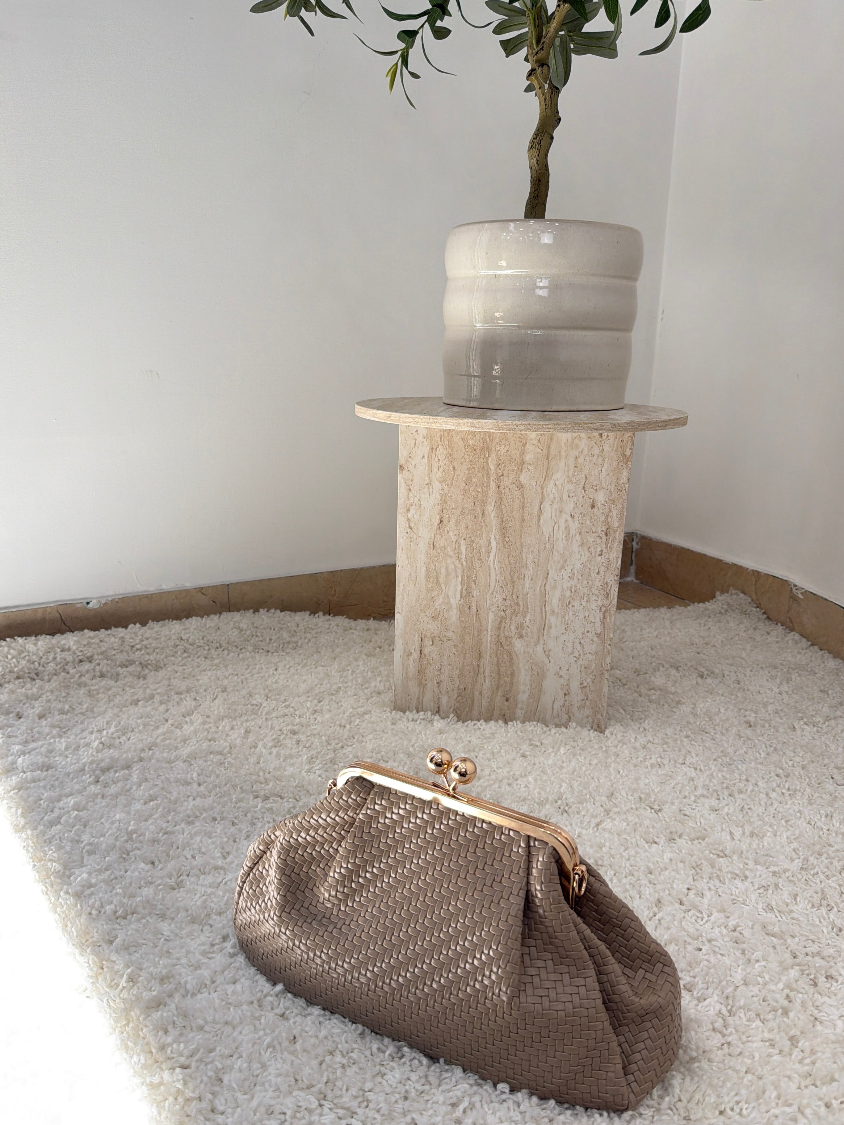 Clutch intrecciata con chiusura gioiello