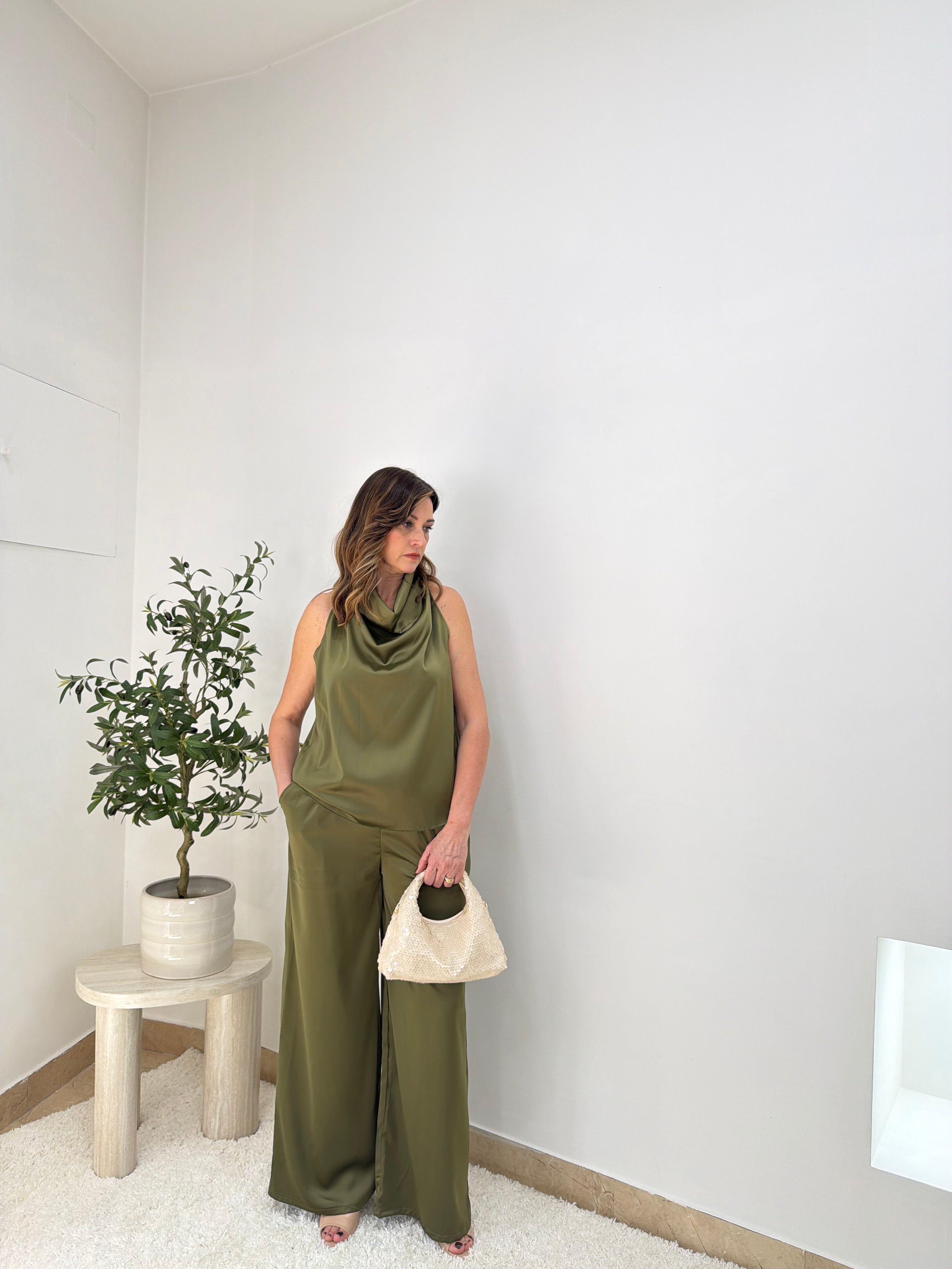 Coordinato satinato con top drappeggiato e pantalone a palazzo
