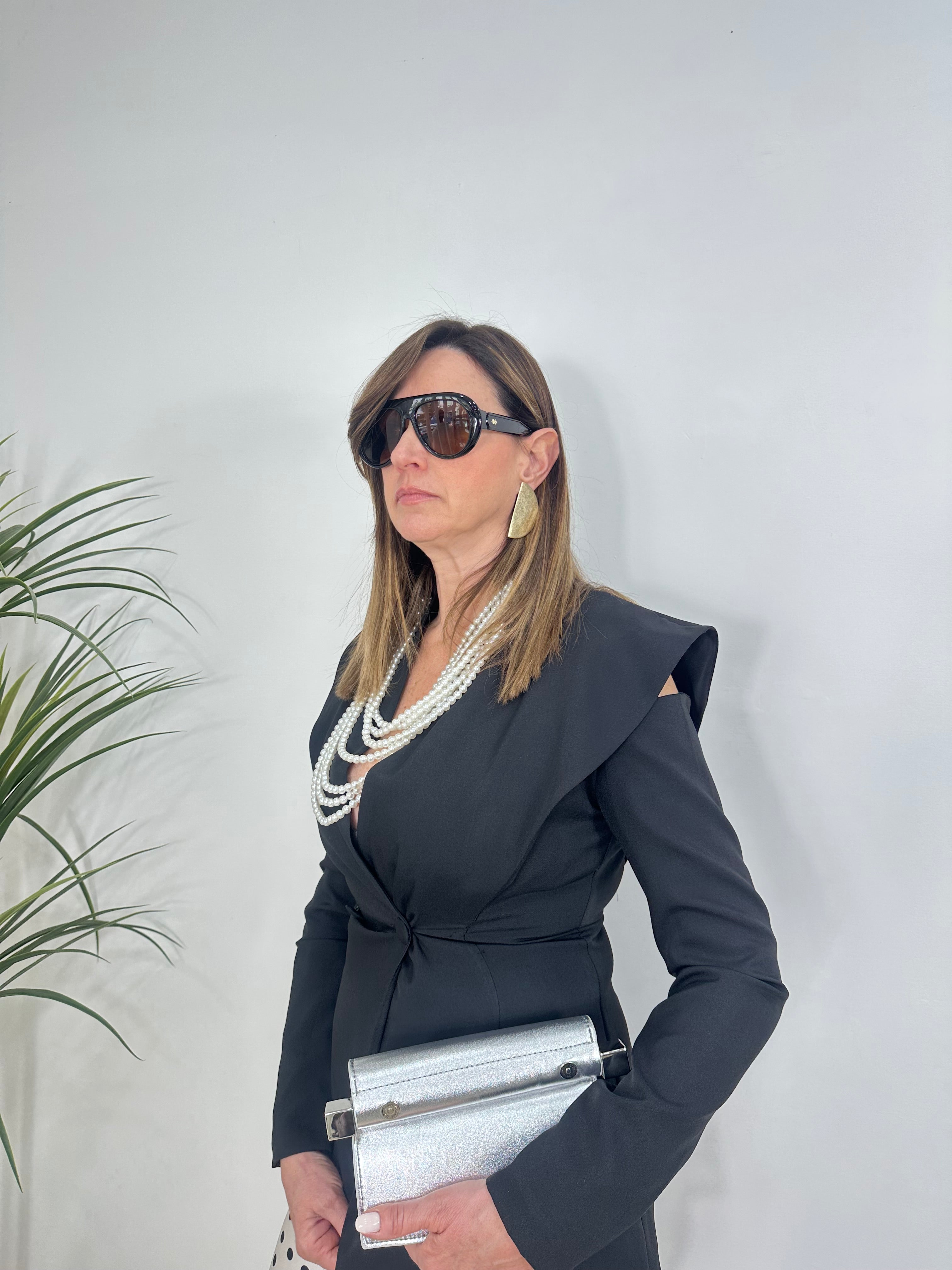Giacca con Spalle Strutturate e Design Asimmetrico