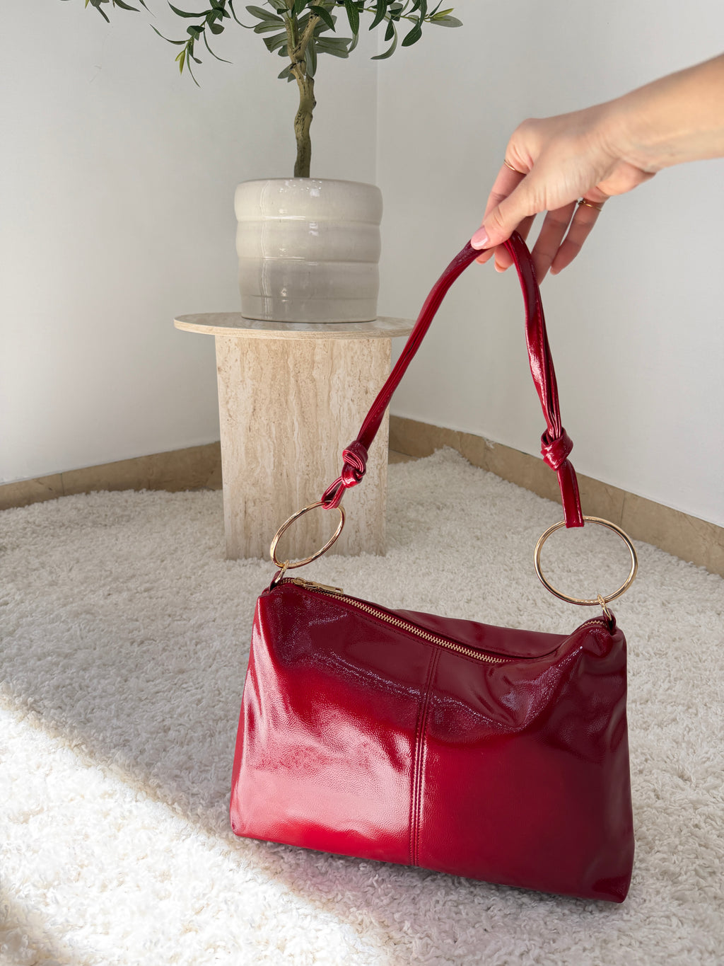 Borsa a spalla lucida con dettagli gold