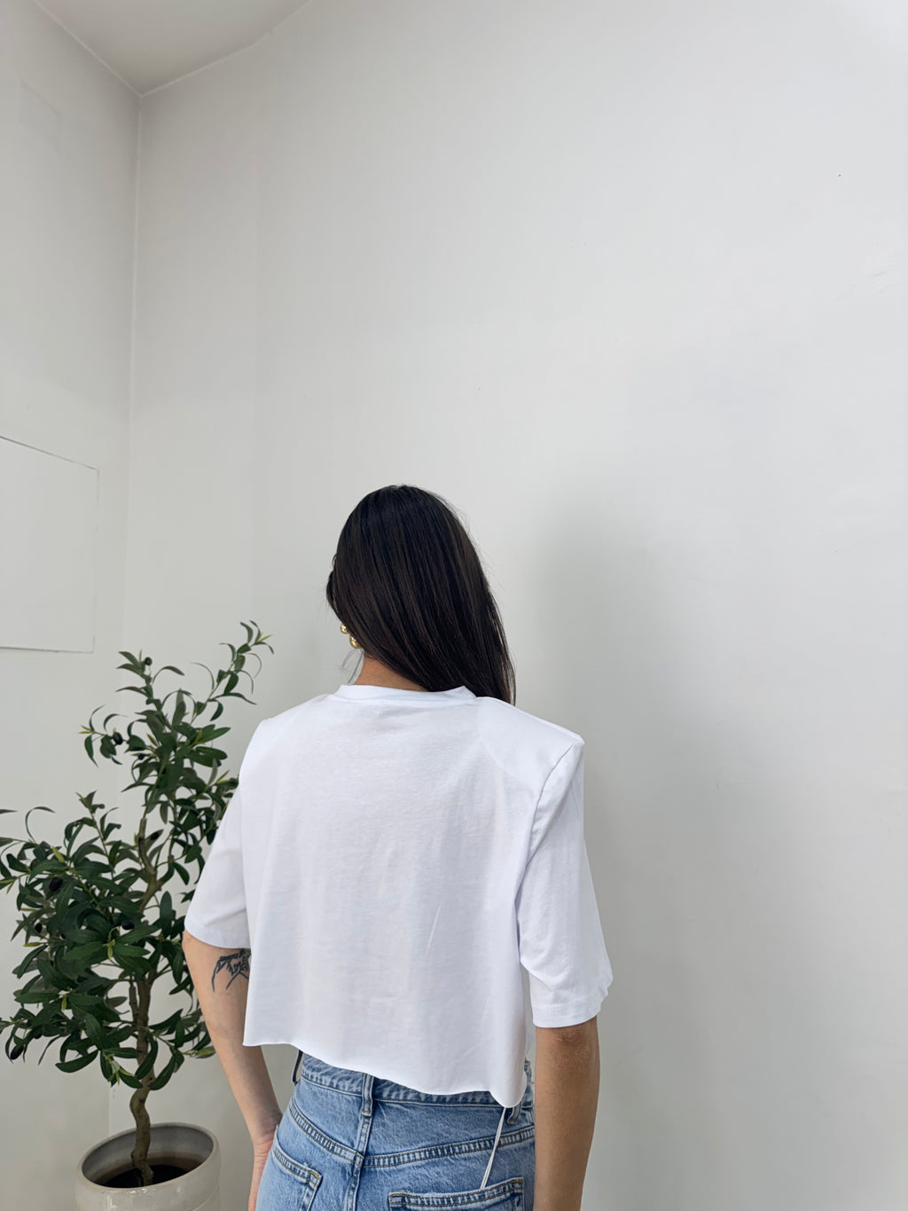 T-shirt crop con spalle strutturate