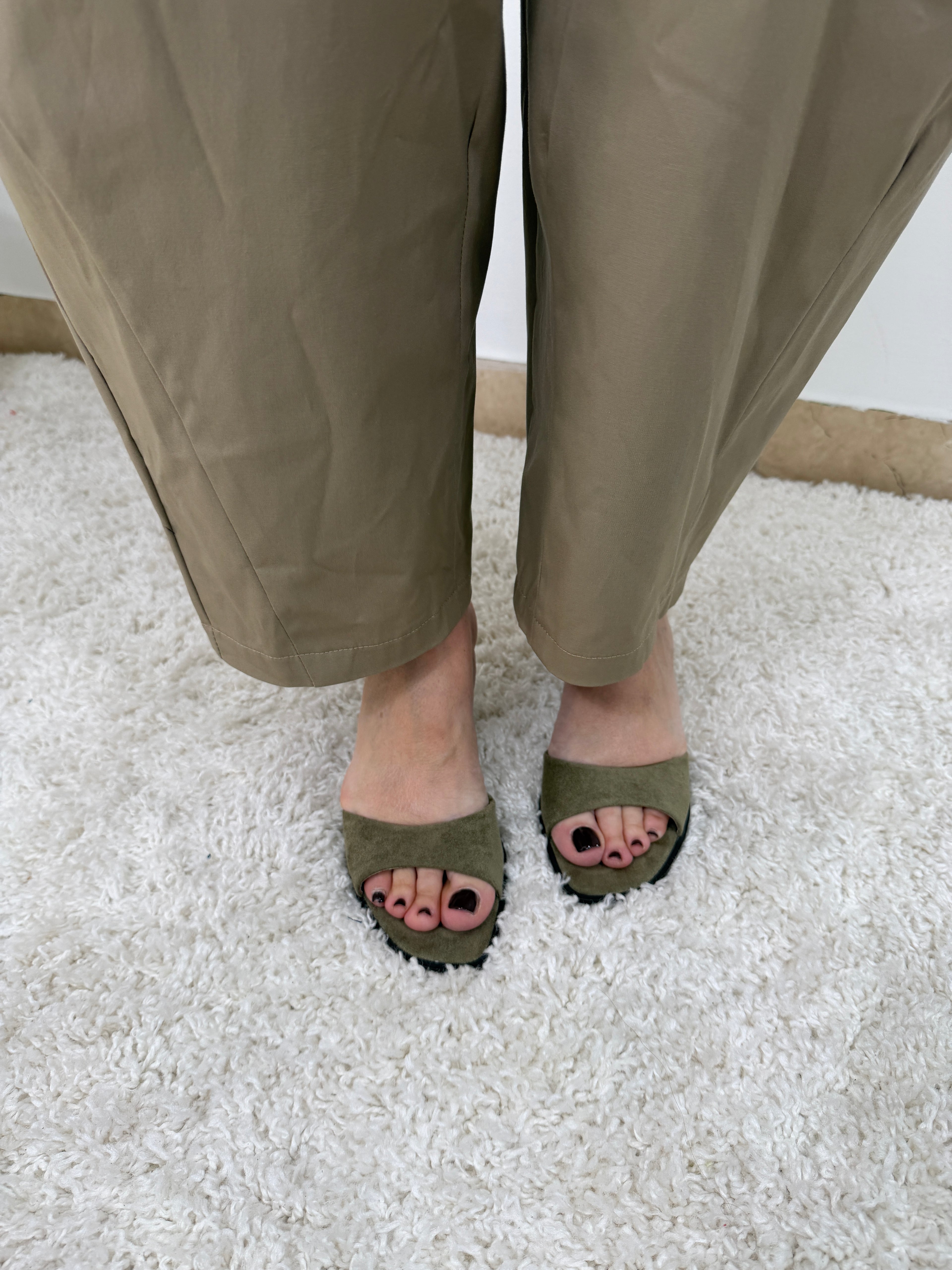 Sandalo mule fashion con fascia larga