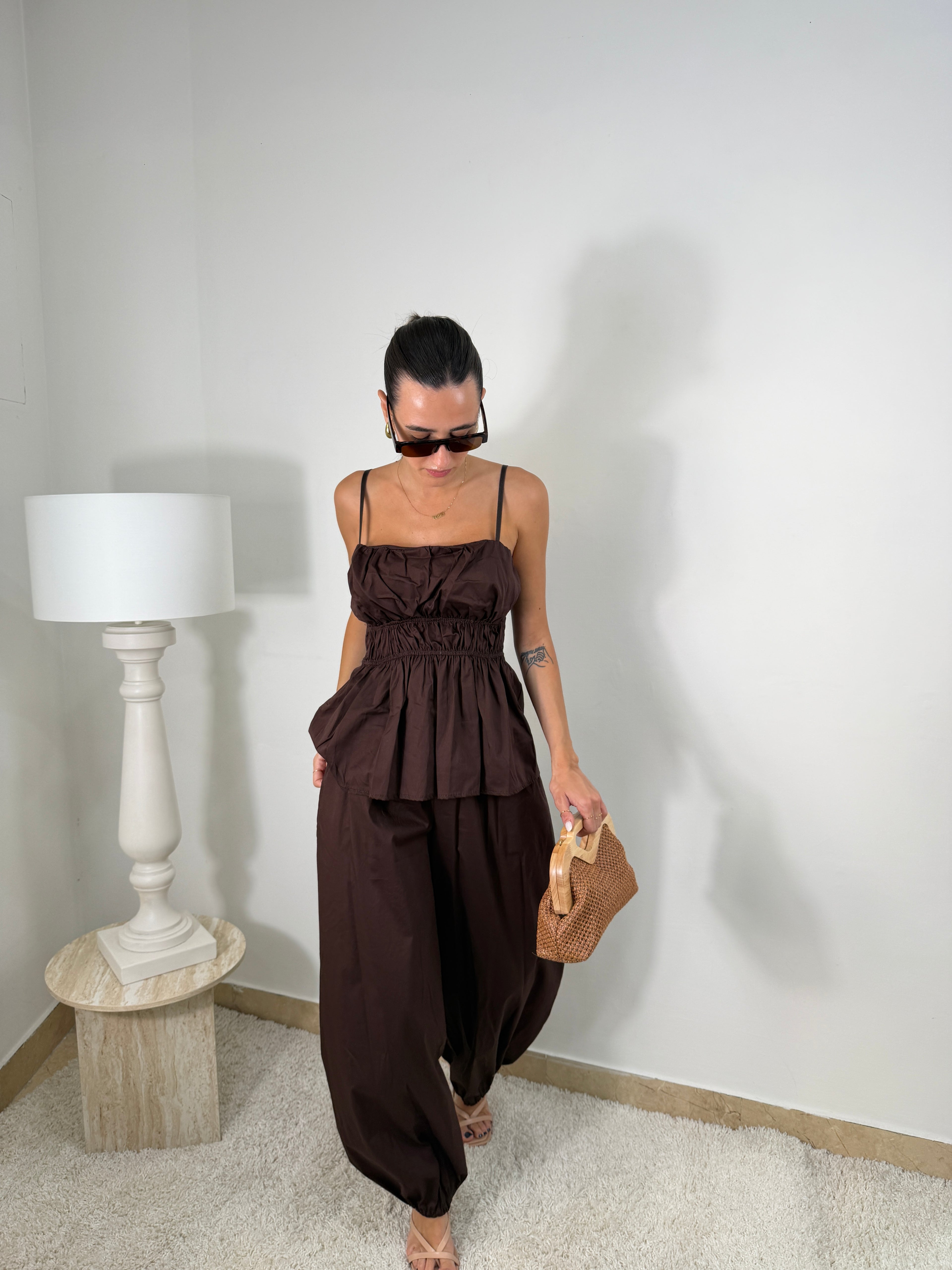 Completo con top arricciato e pantalone balloon