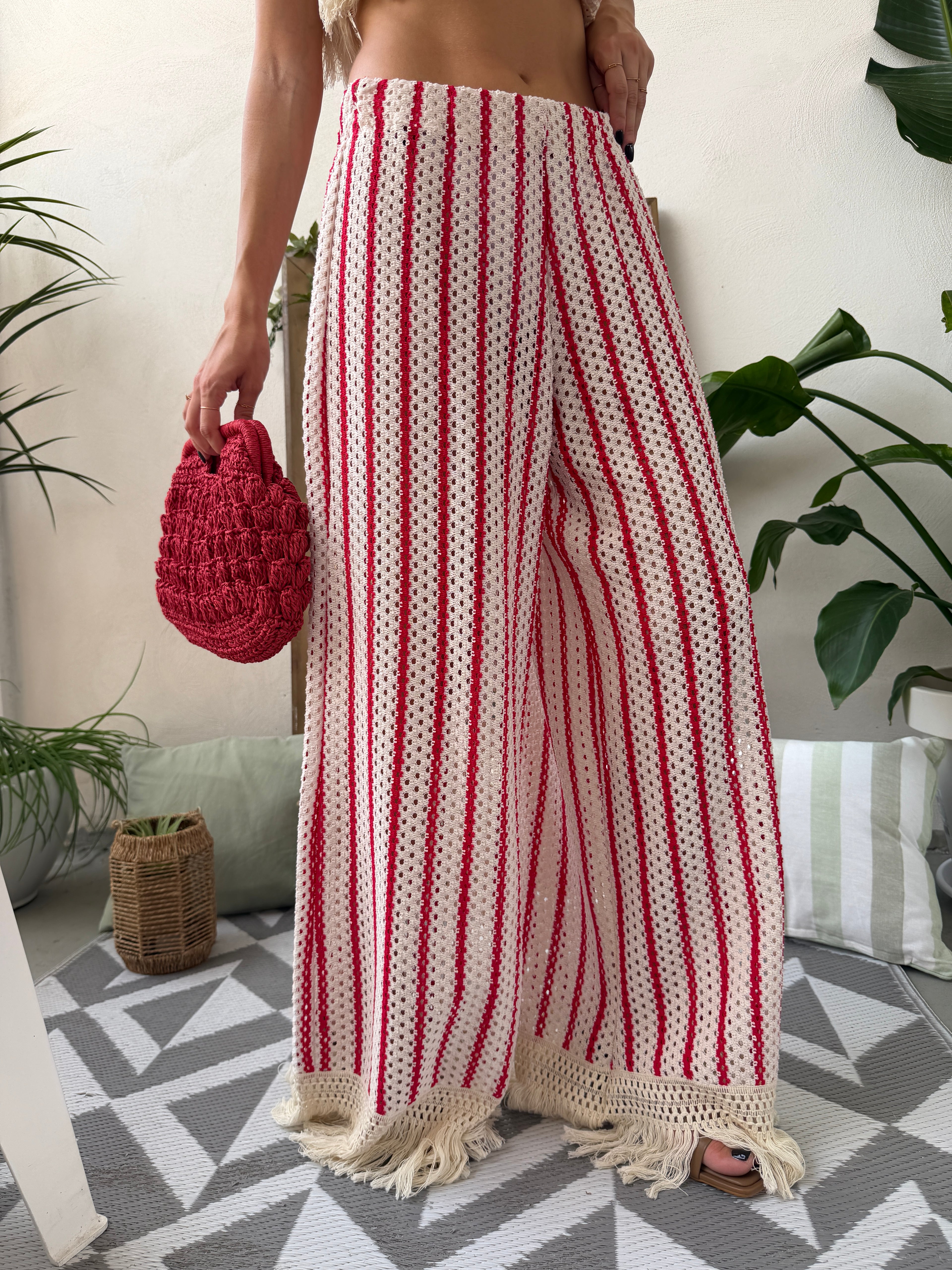 Coordinato in maglia traforata con top a e pantalone palazzo con frange