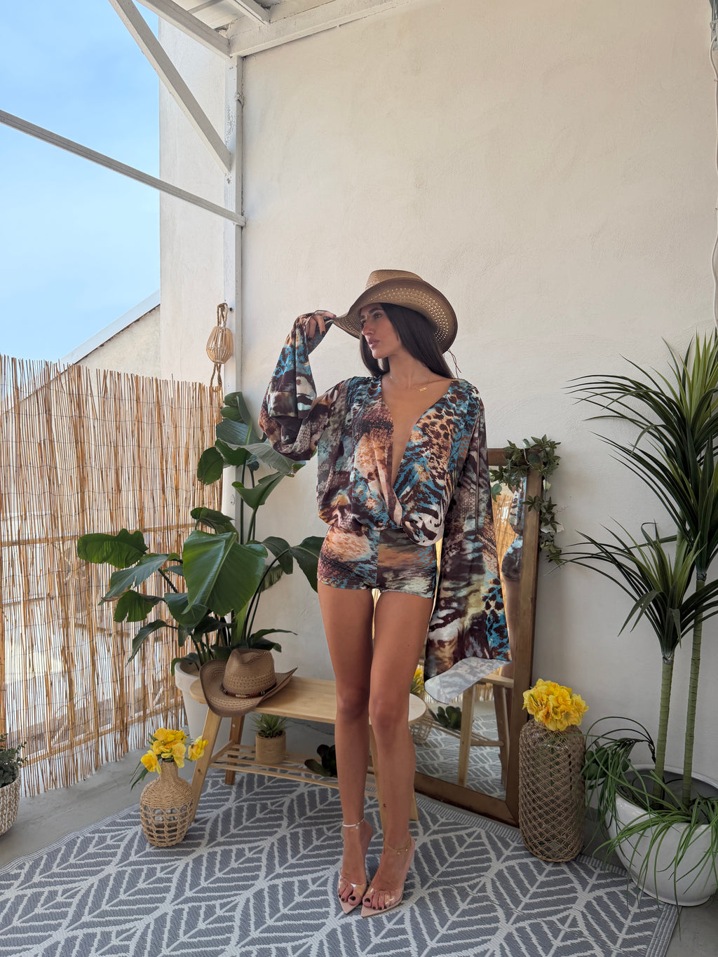Tutina corta con scollo profondo e maniche ampie