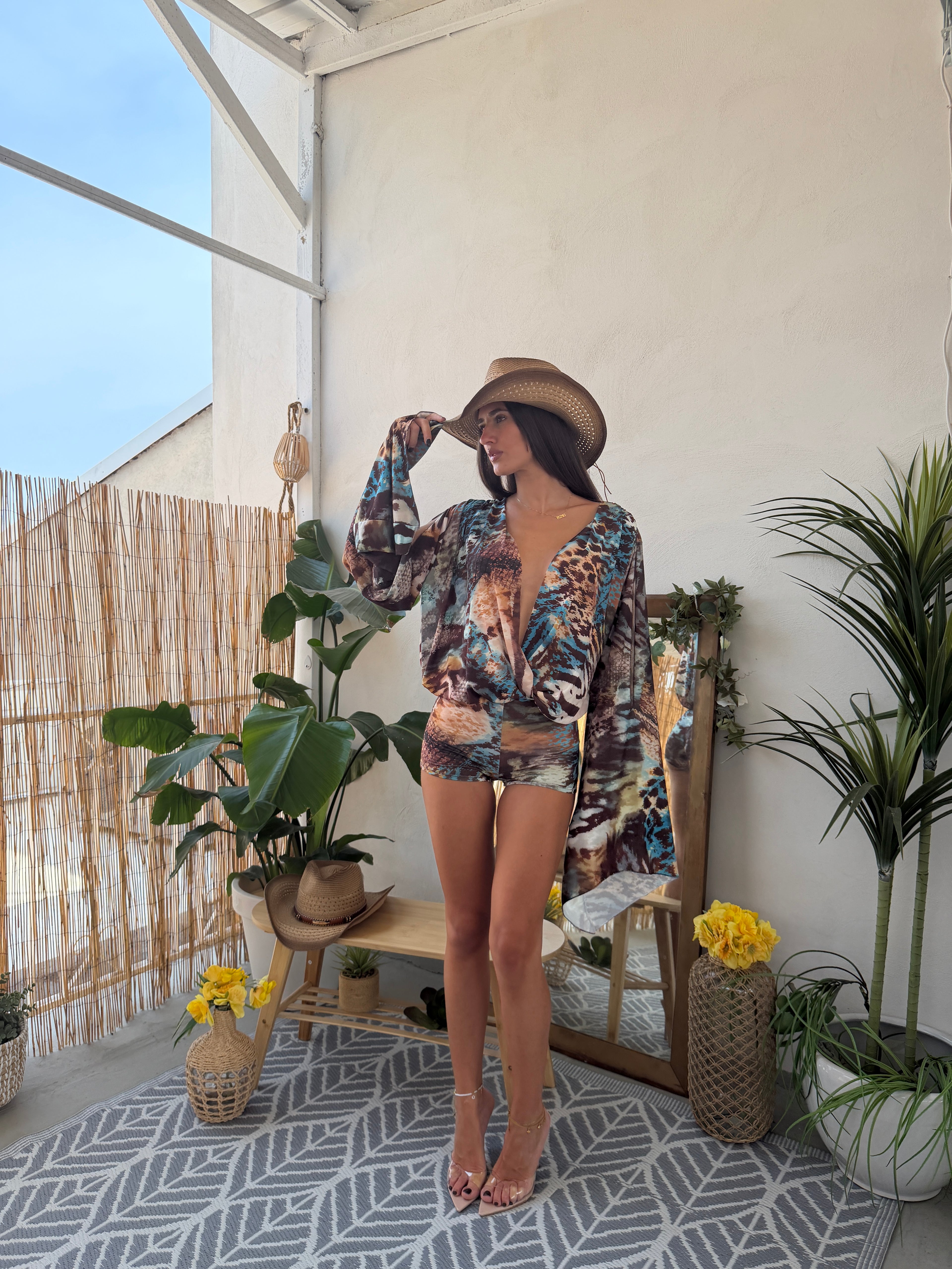 Tutina corta con scollo profondo e maniche ampie