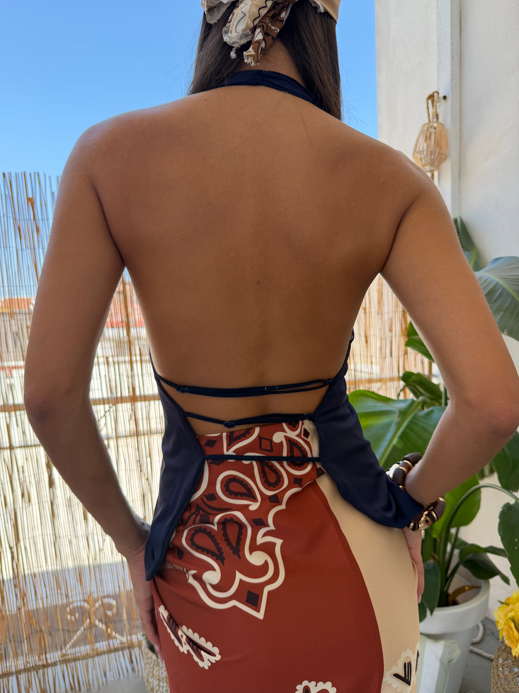 Top allacciato al collo con schiena scoperta