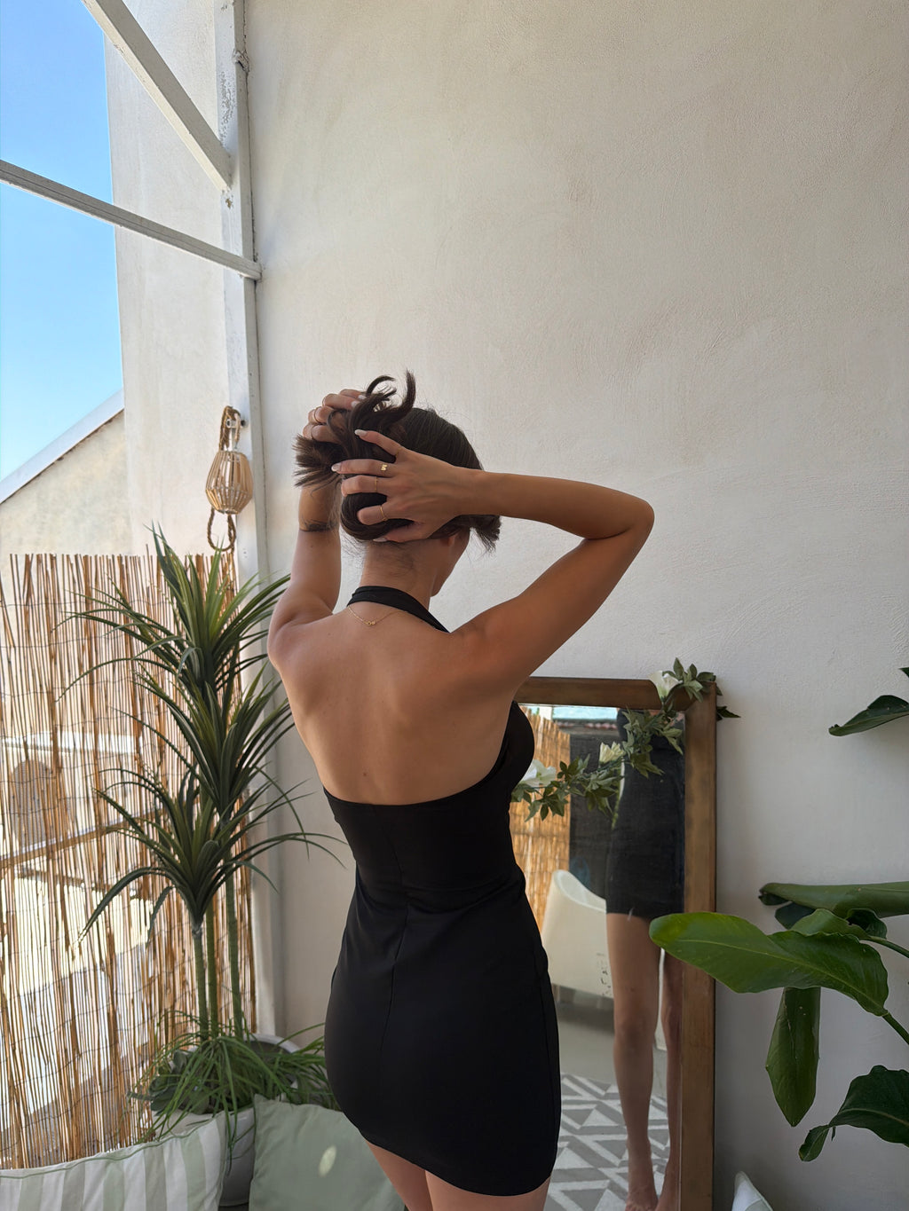 Mini dress con scollo a cuore e allacciatura al collo