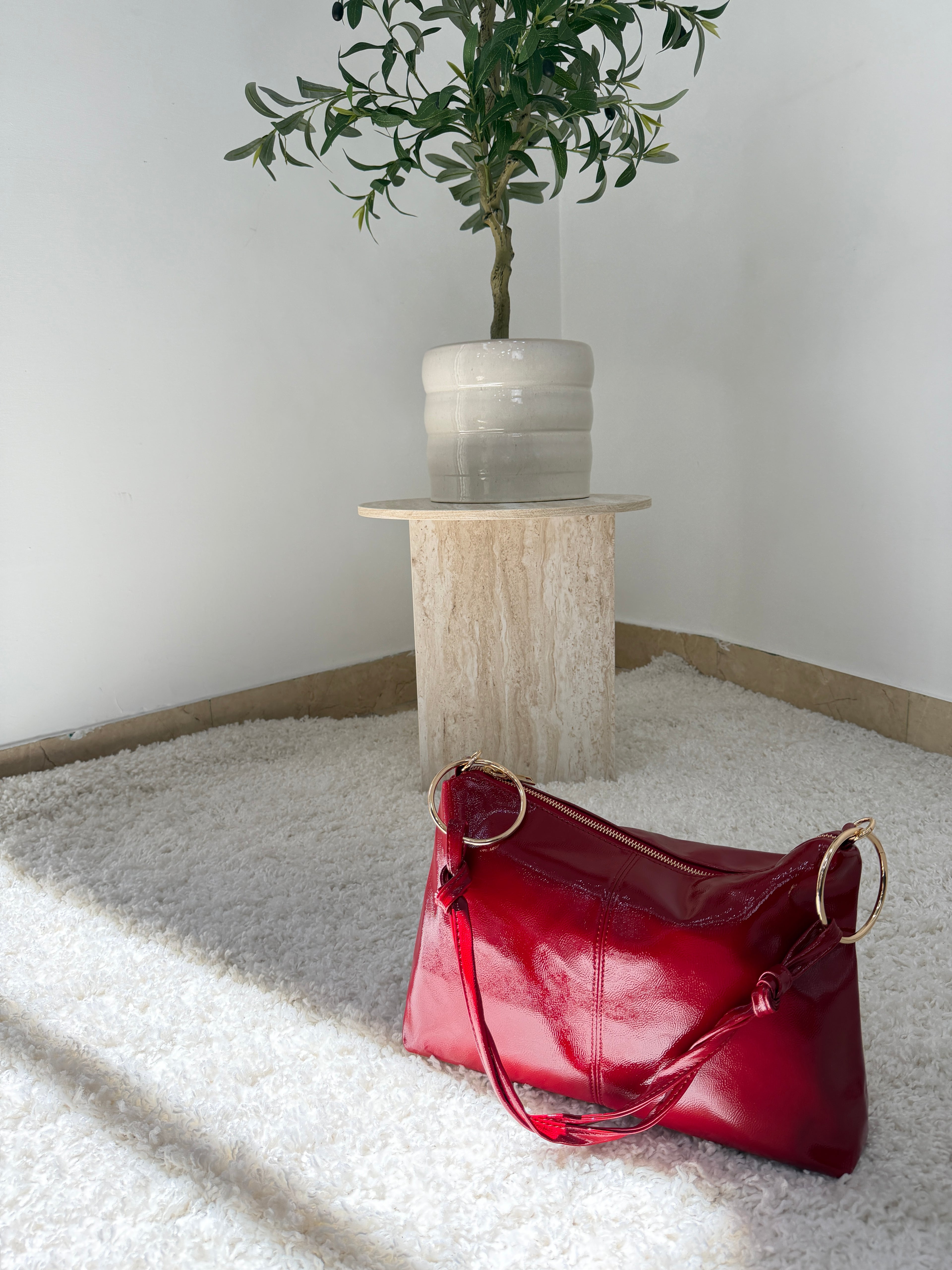 Borsa a spalla lucida con dettagli gold