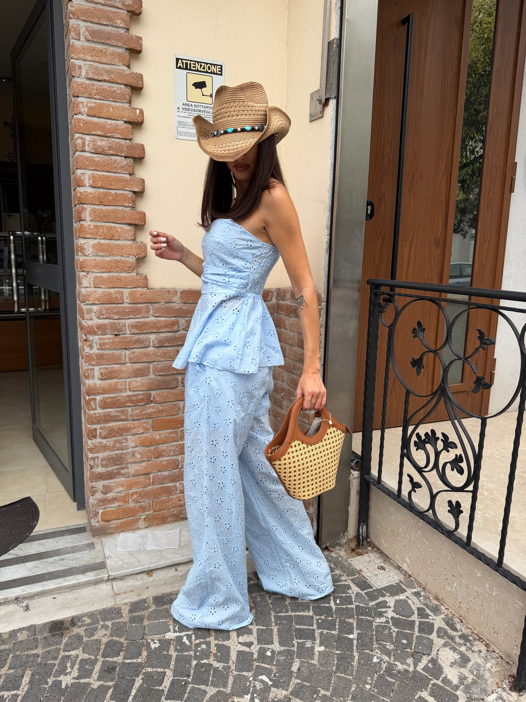 Completo sangallo con top a fascia e pantalone palazzo