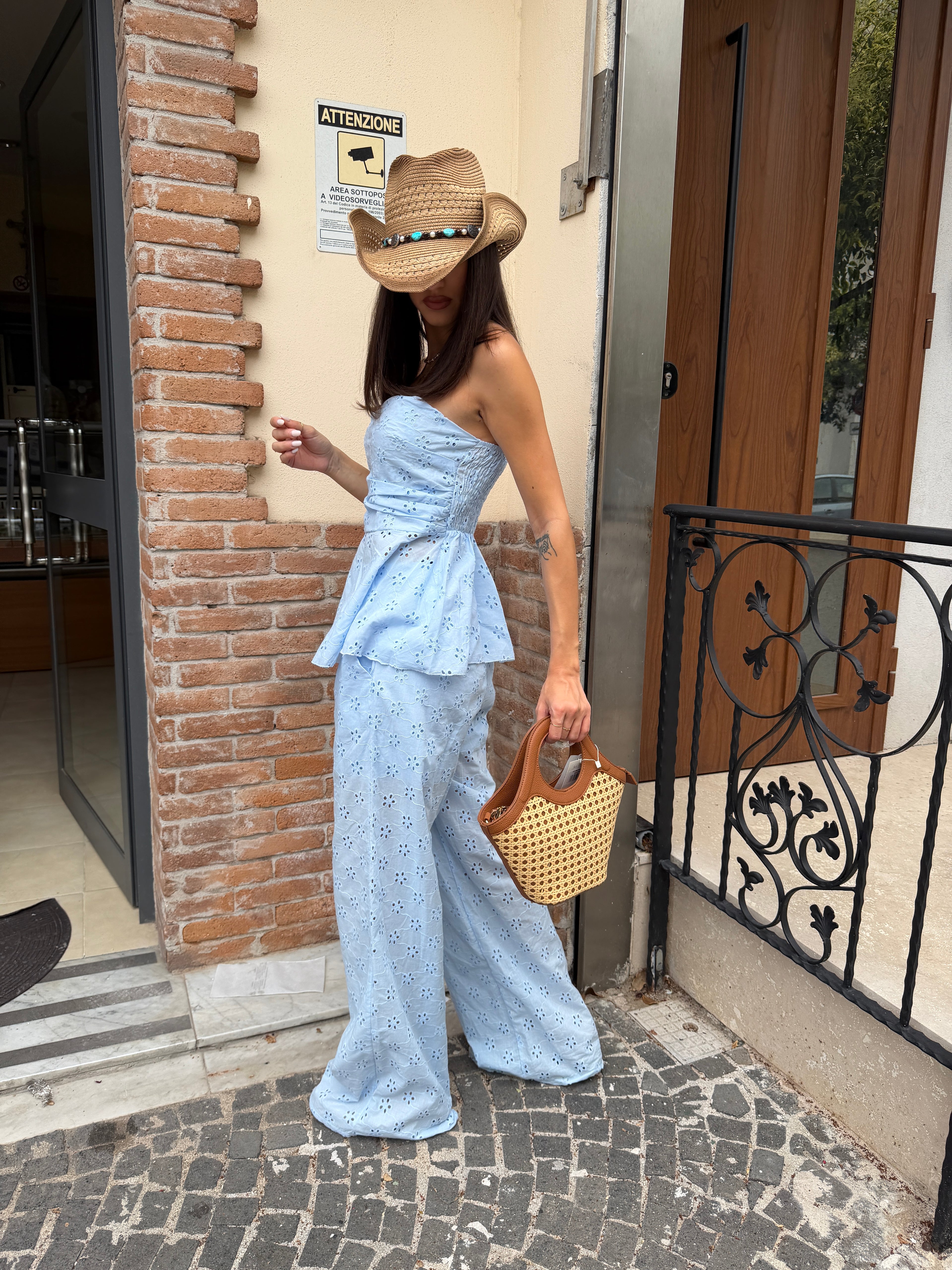 Completo sangallo con top a fascia e pantalone palazzo