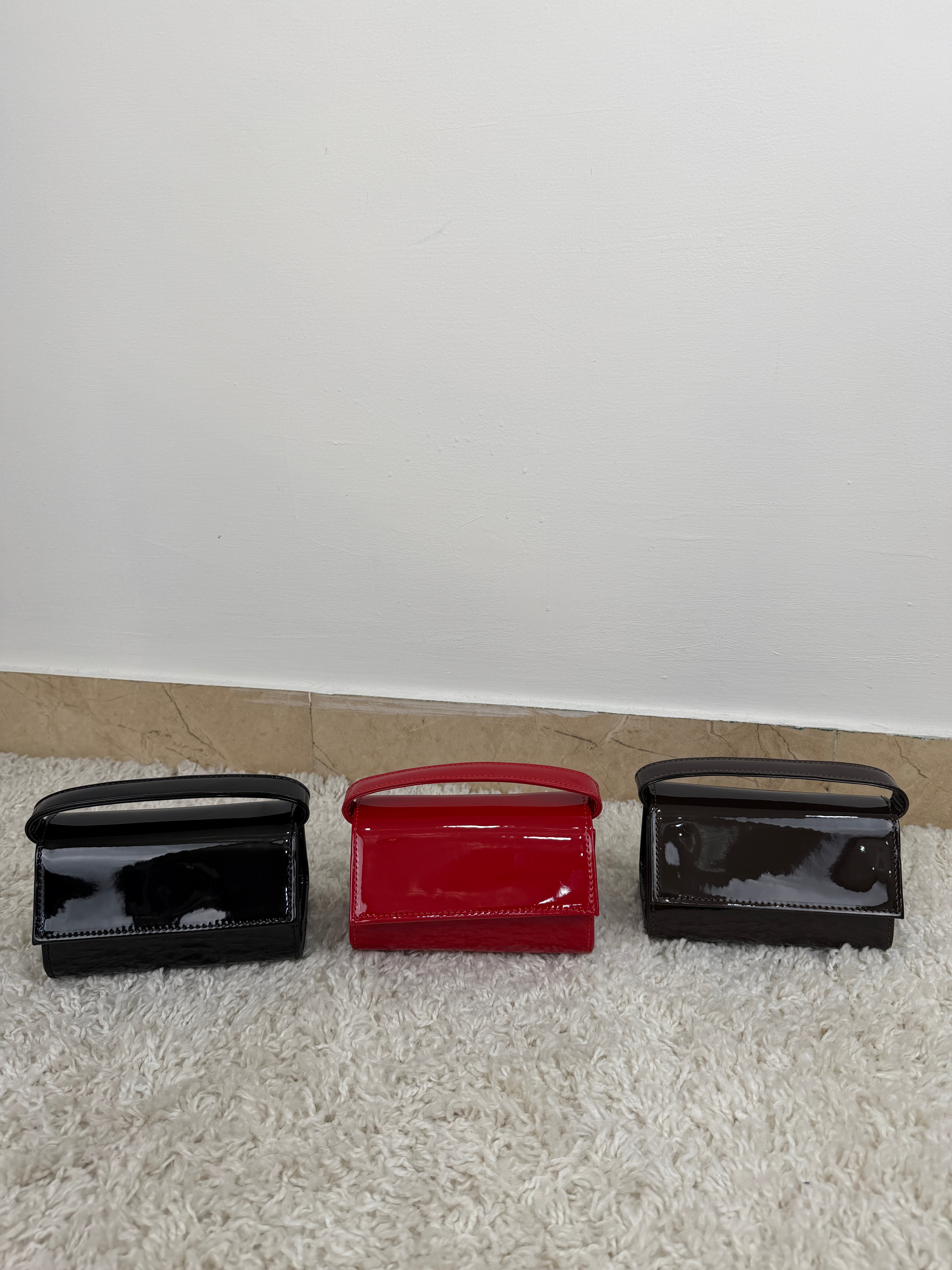 Mini Bag in Vernice con Manico Rigido e Catena Gold