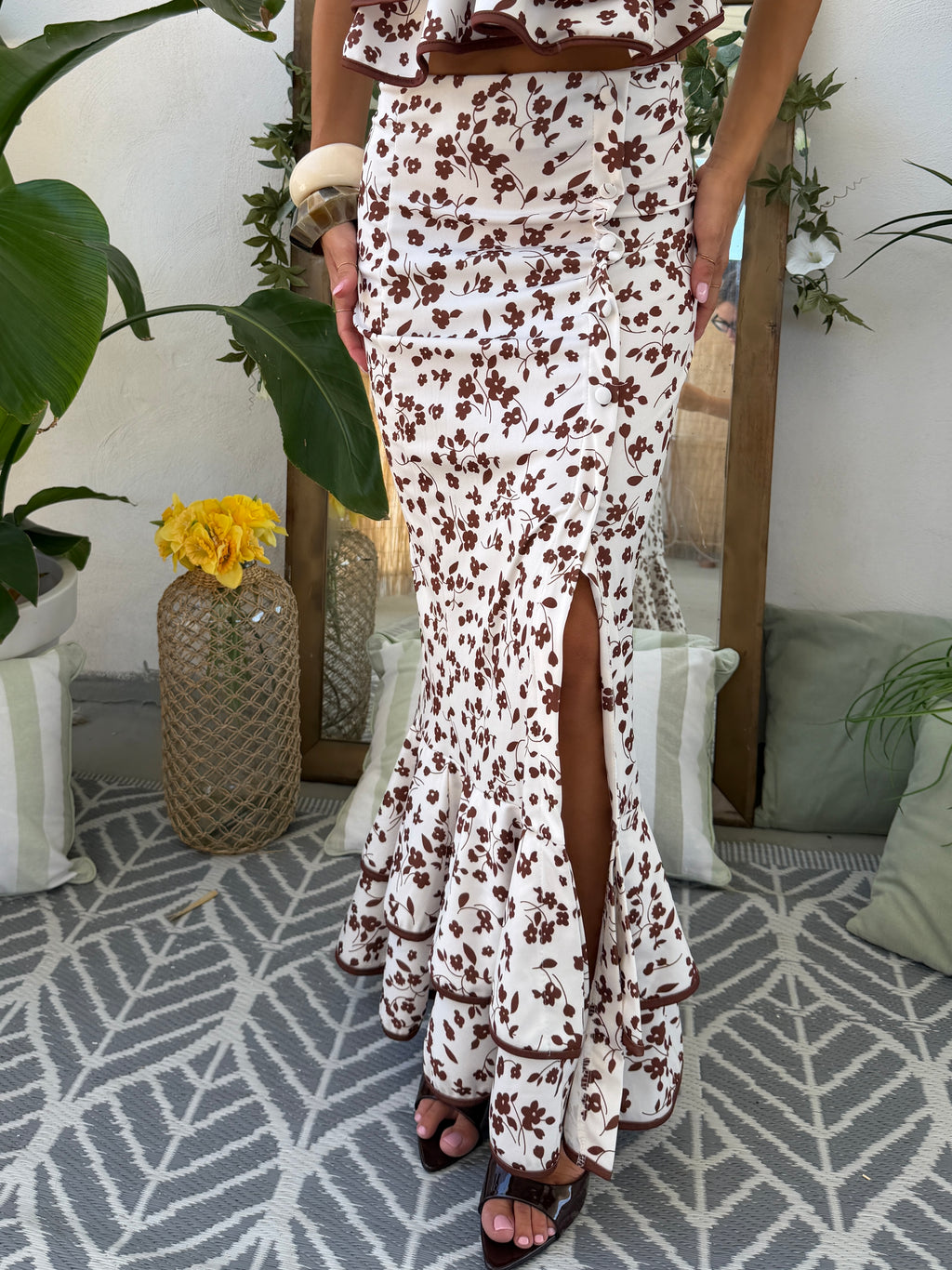 Coordinato floreale con top a balze e gonna lunga