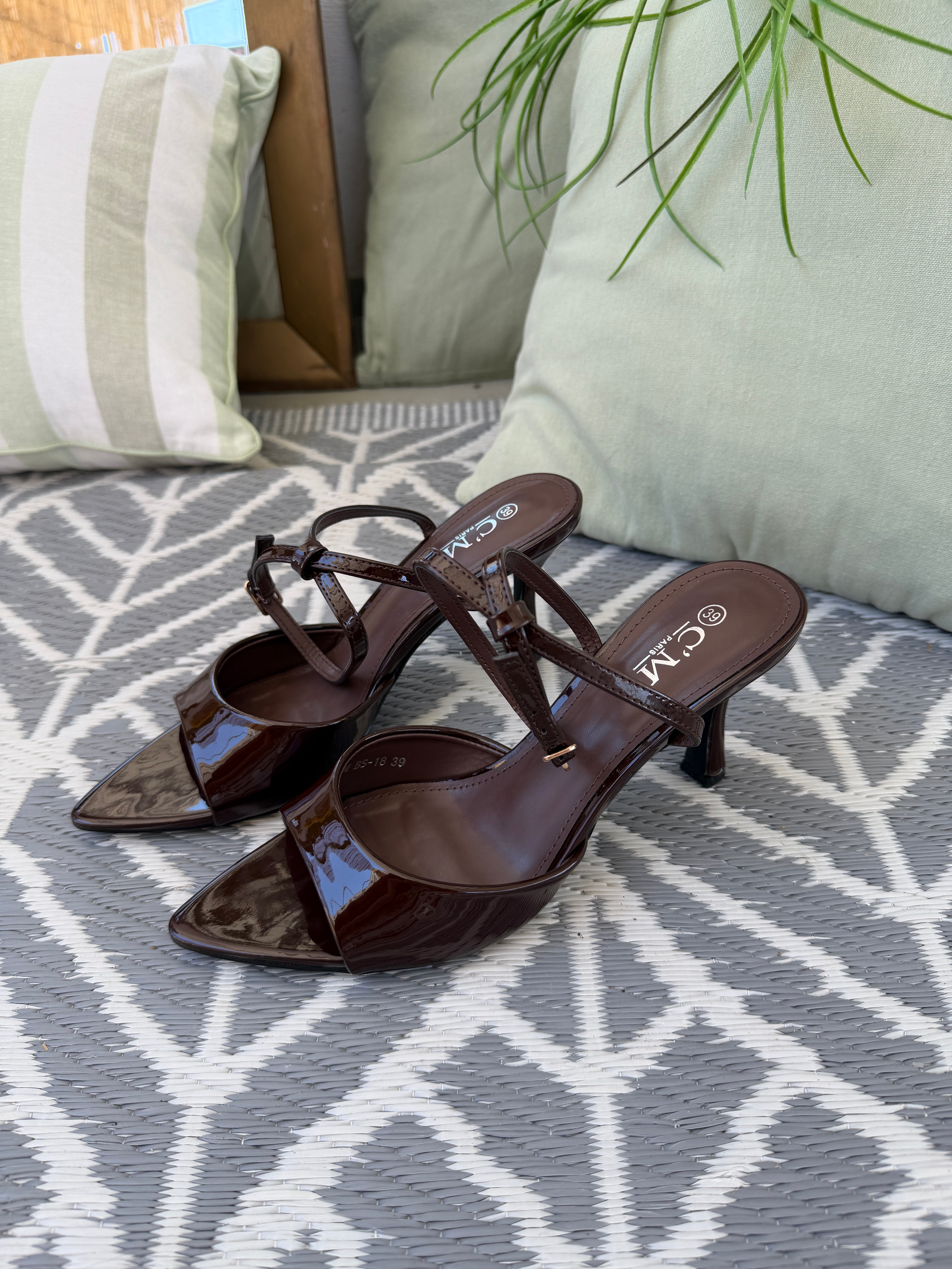 Slingback verniciate e tacco basso