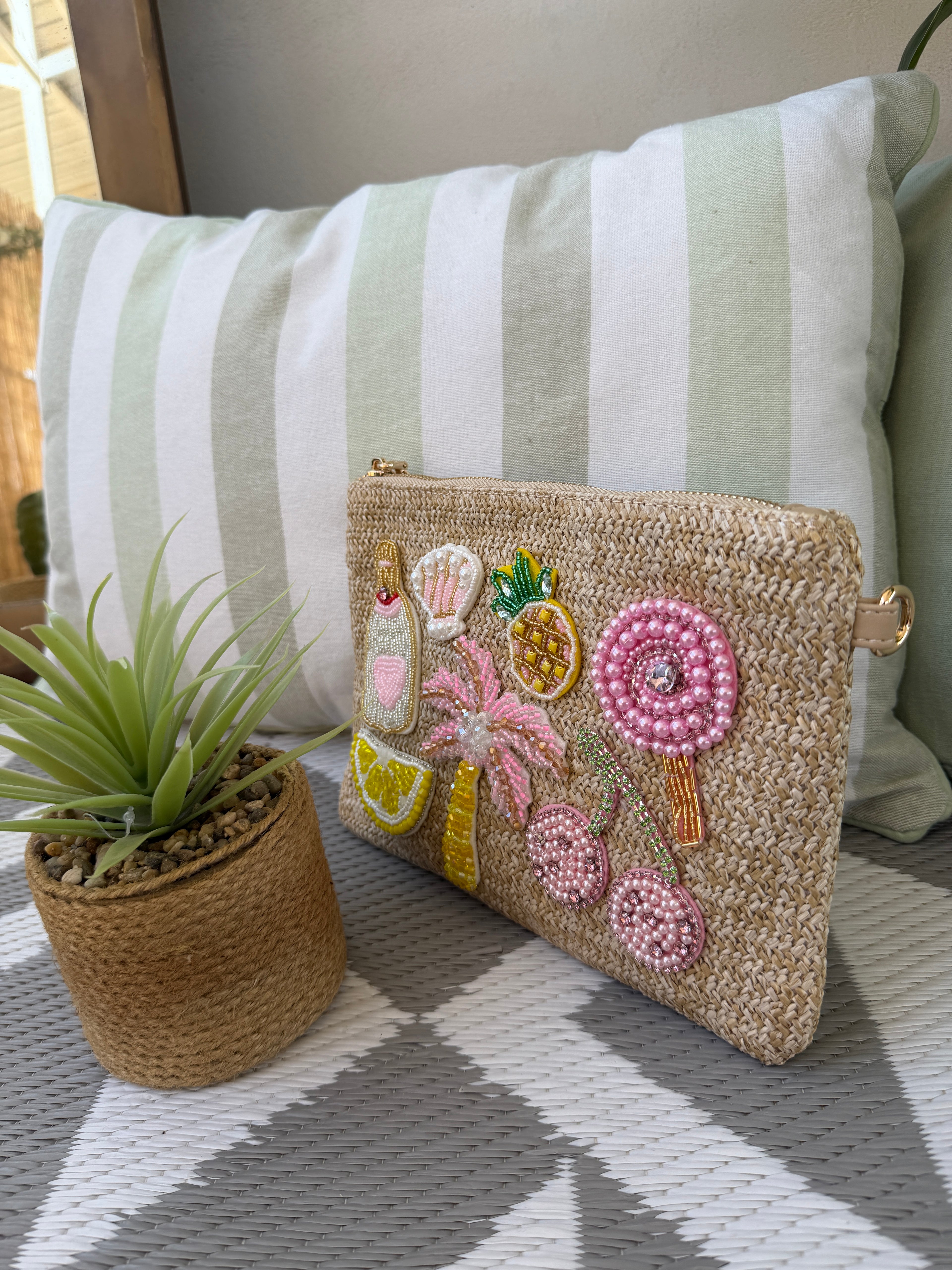 Pochette intrecciata con applicazioni decorative