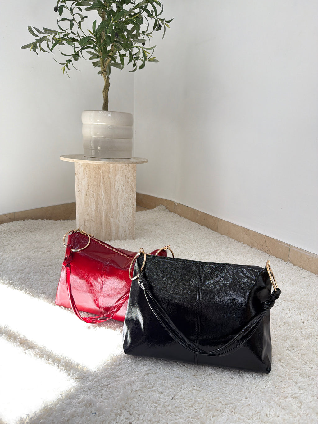 Borsa a spalla lucida con dettagli gold
