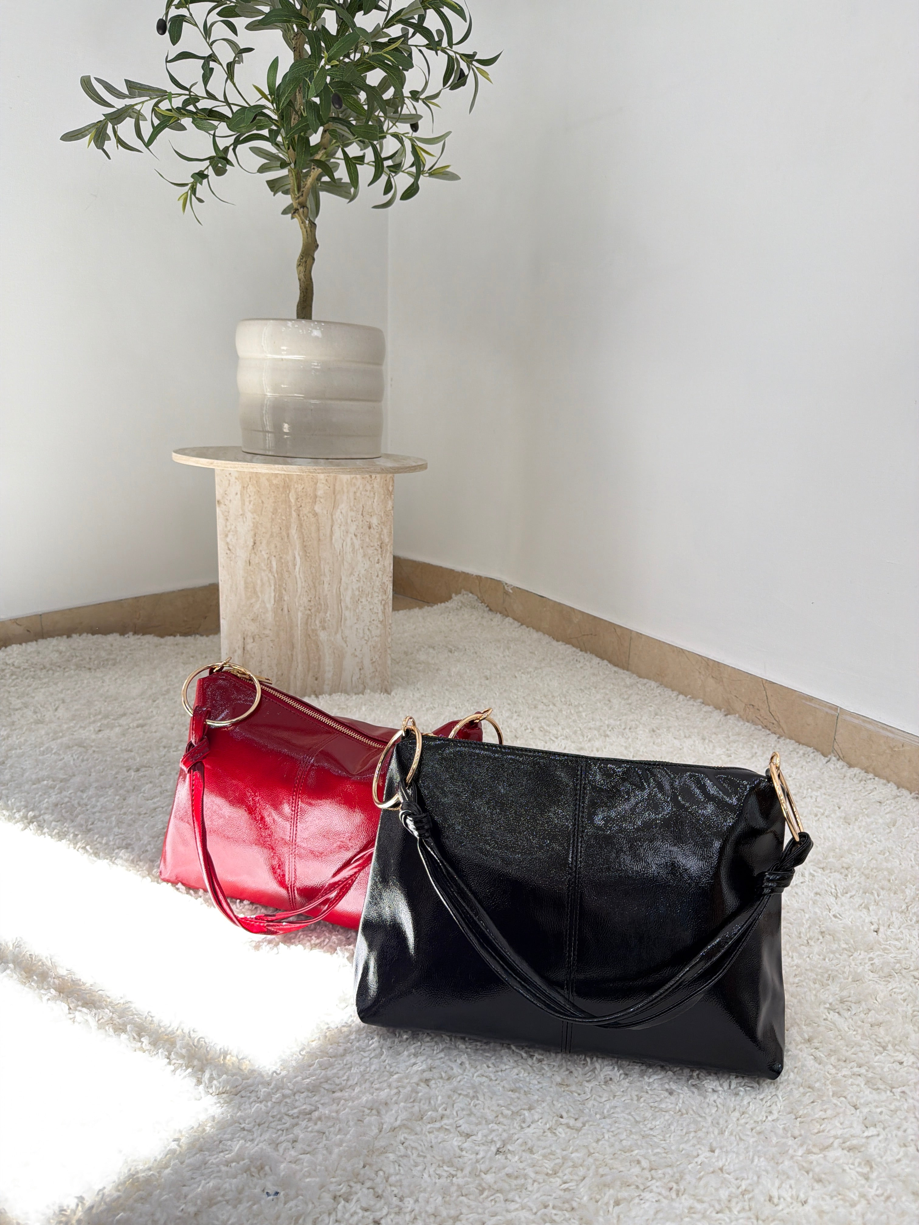 Borsa a spalla lucida con dettagli gold
