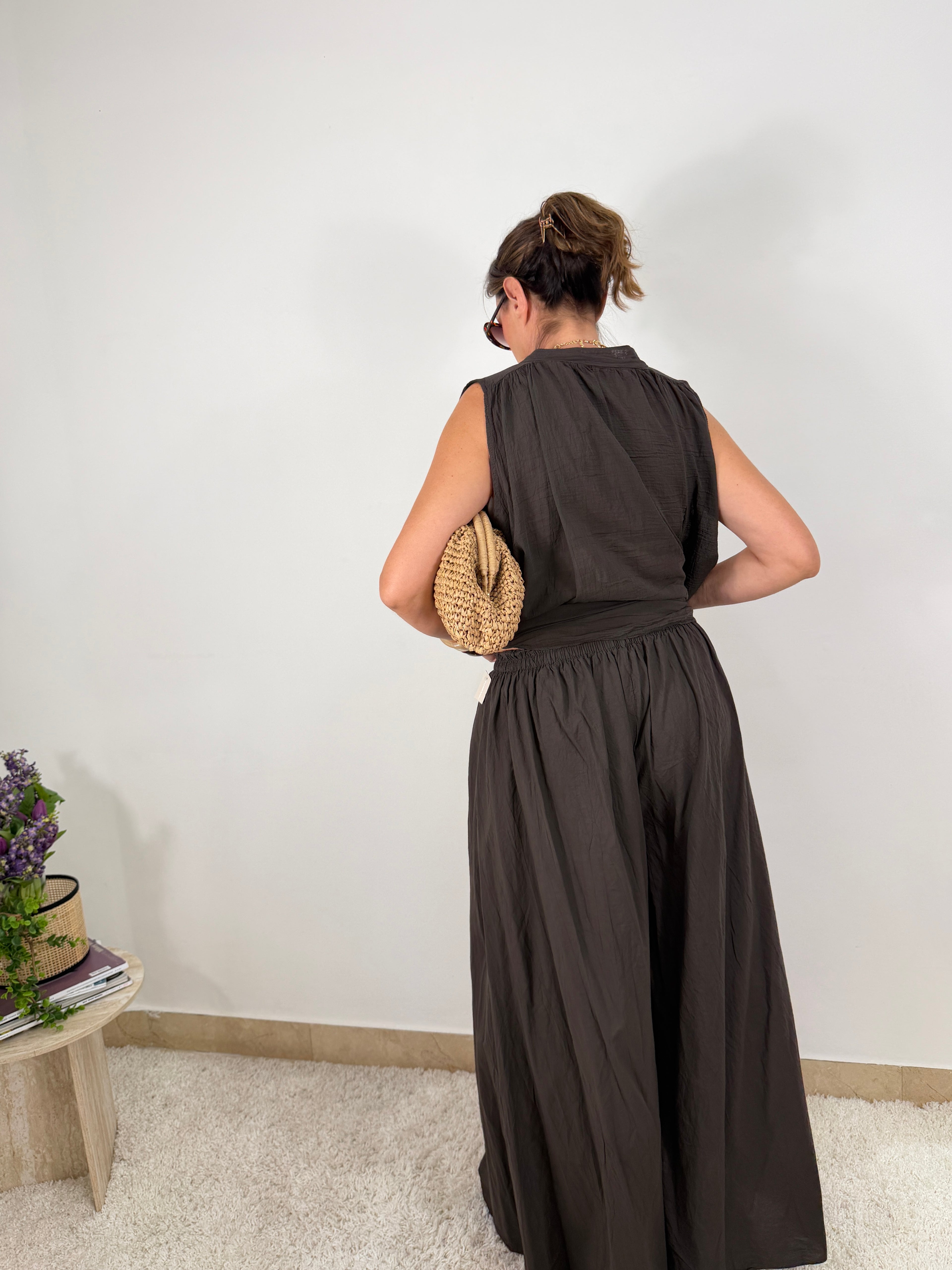 Completo due pezzi con camicia smanicata e pantalone palazzo