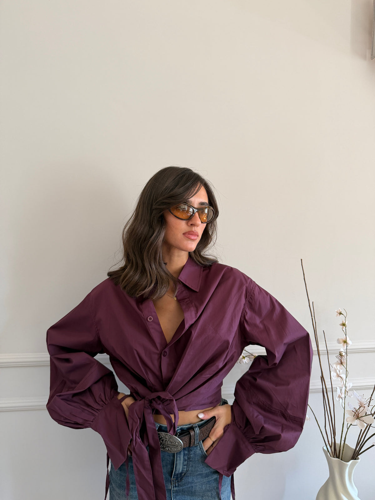 Camicia cropped con chiusura frontale e maniche voluminose