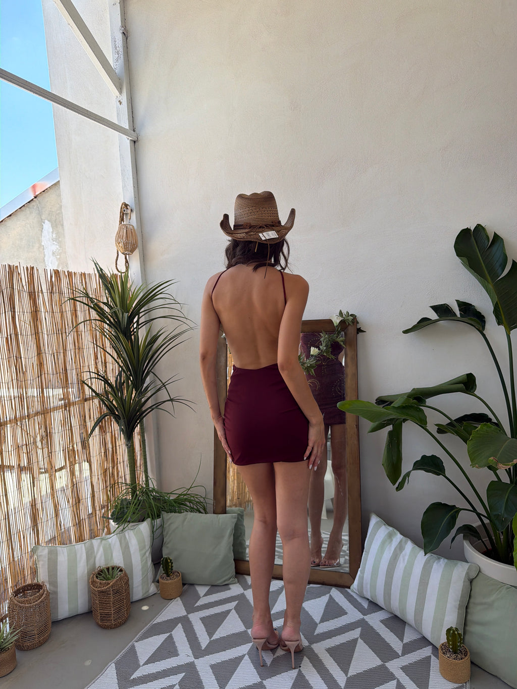 Mini dress con schiena scoperta e applicazioni