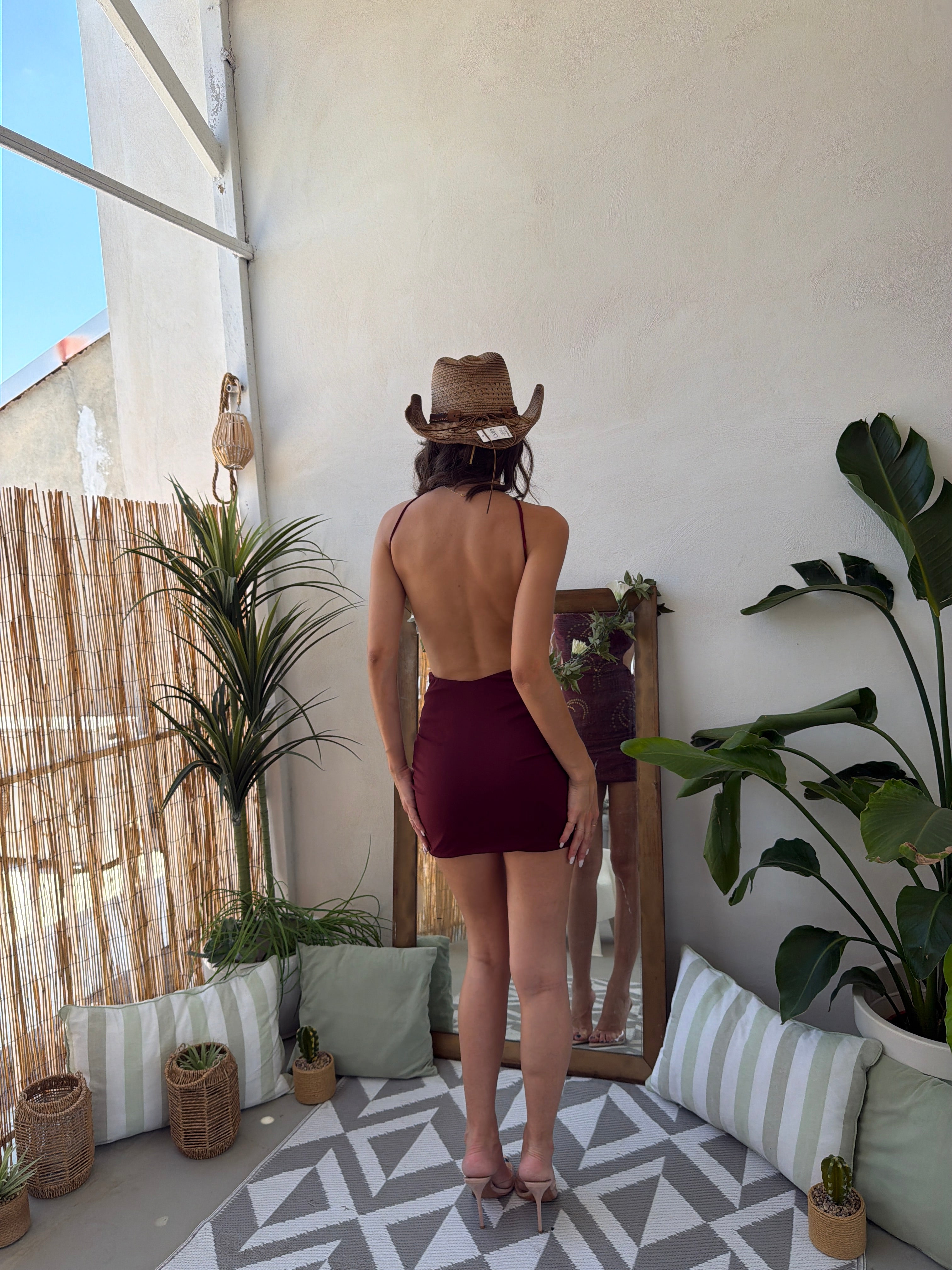Mini dress con schiena scoperta e applicazioni