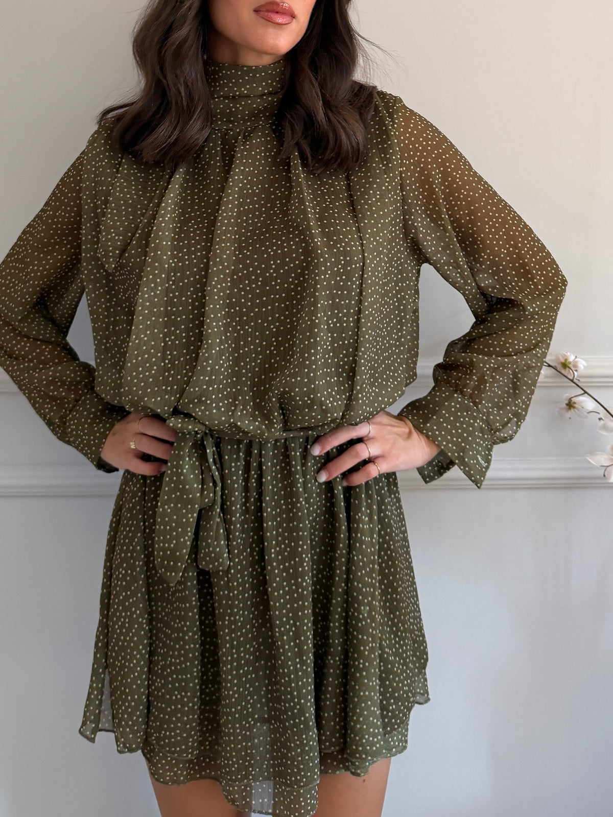 Vestito Corto con Collo Alto e Cintura