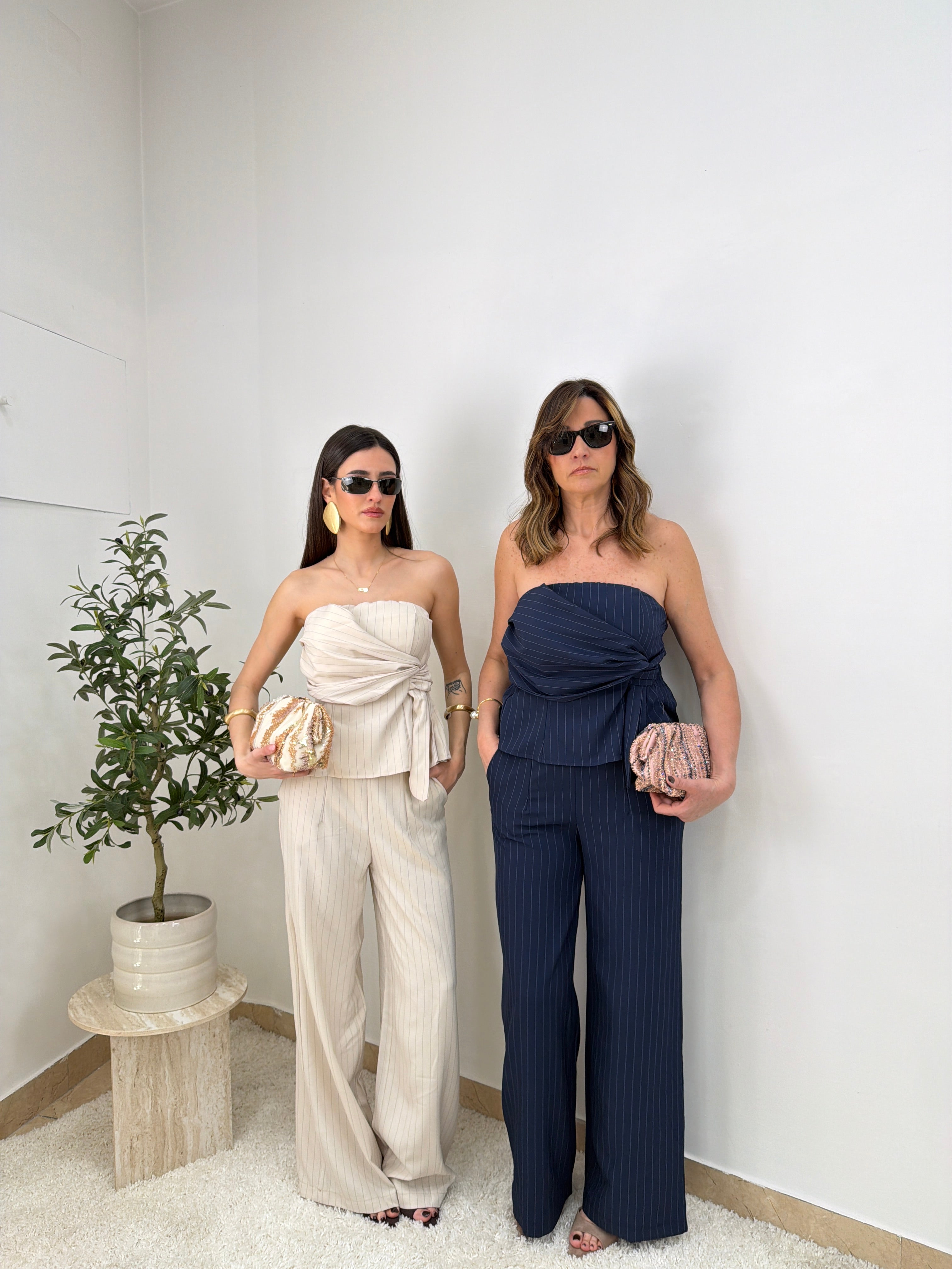 Coordinato bustier con nodo e pantalone gessato a gamba ampia