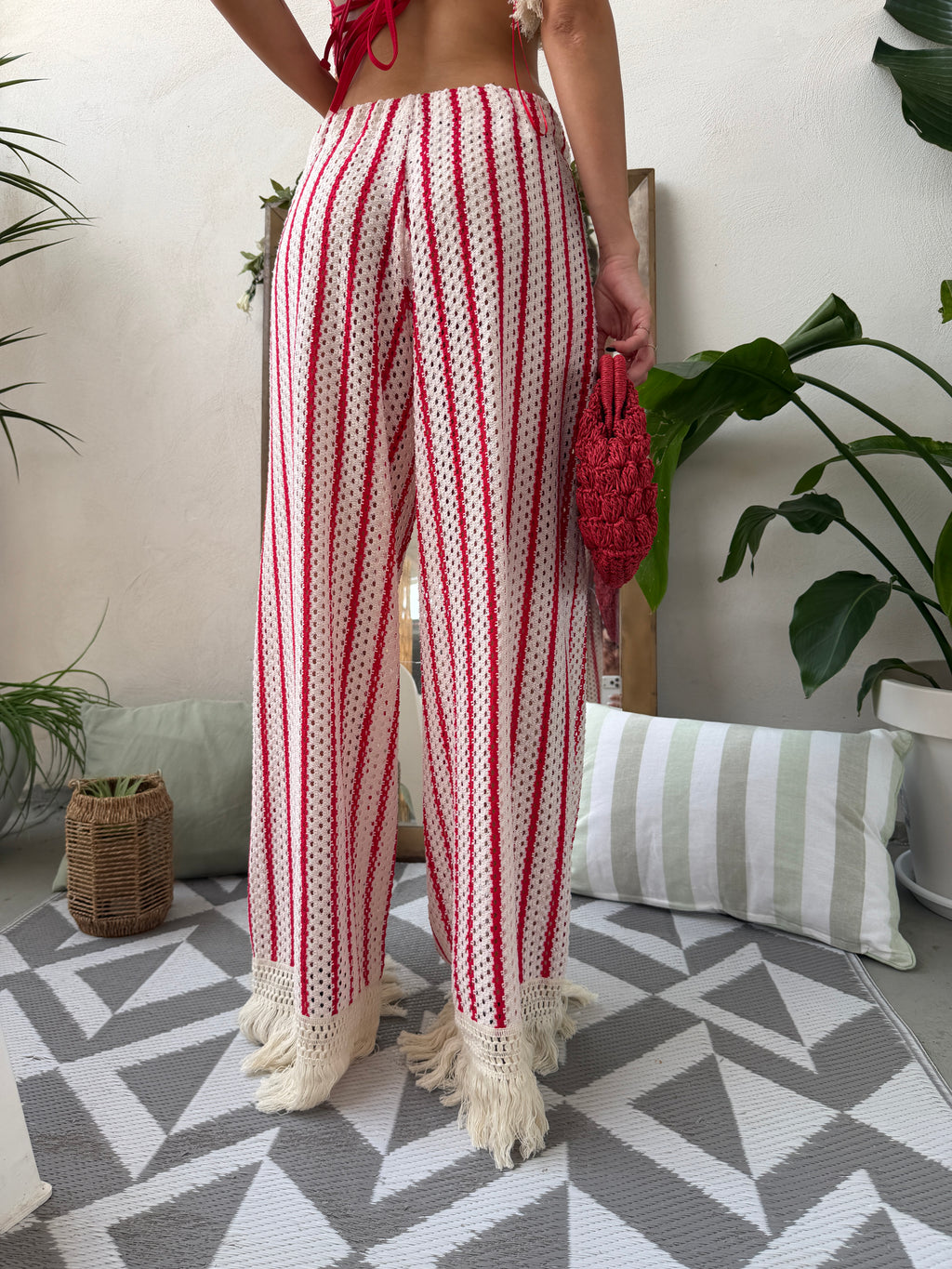Coordinato in maglia traforata con top a e pantalone palazzo con frange