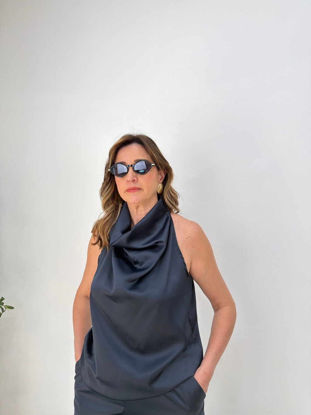 Coordinato satinato con top drappeggiato e pantalone a palazzo