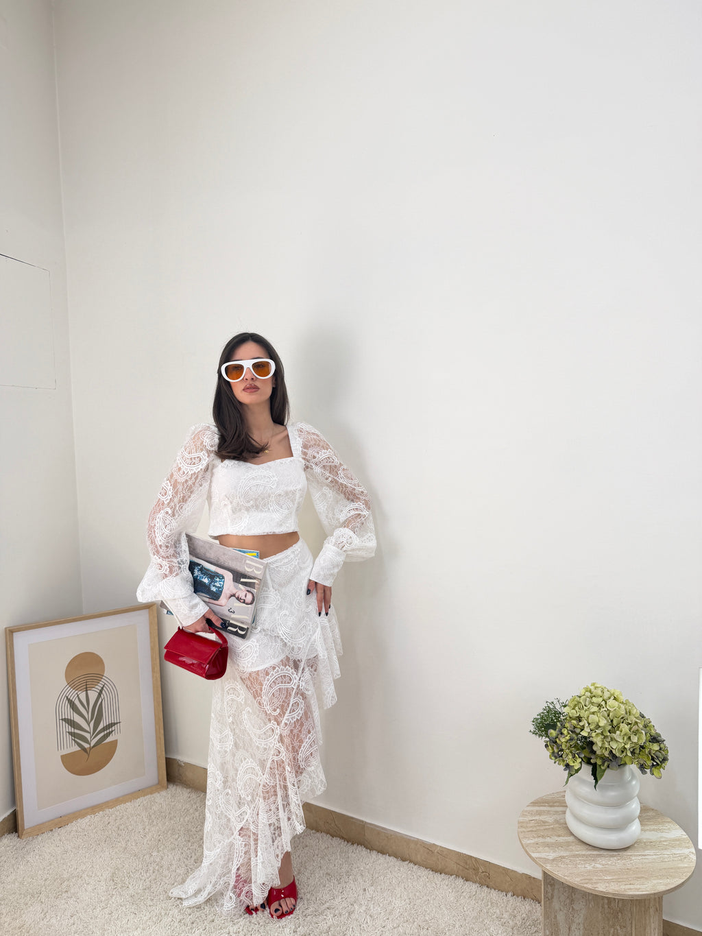 Completo in pizzo bianco con gonna asimmetrica