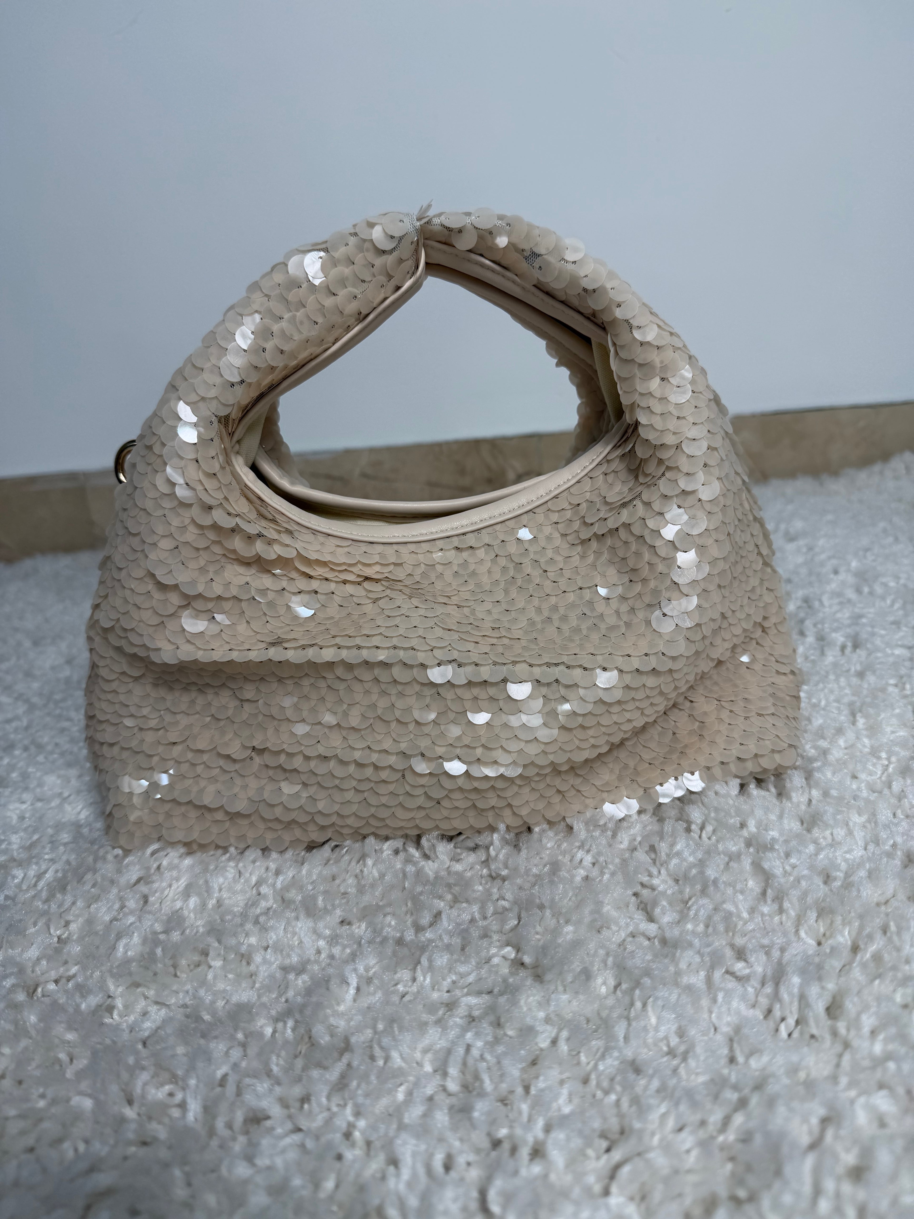 Borsa a mano  con paillettes rosse e catena dorata