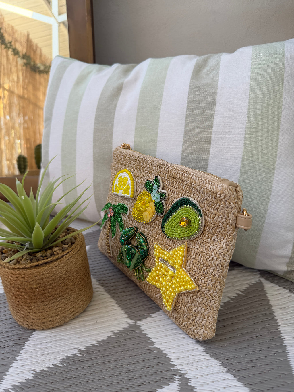 Pochette intrecciata con applicazioni decorative