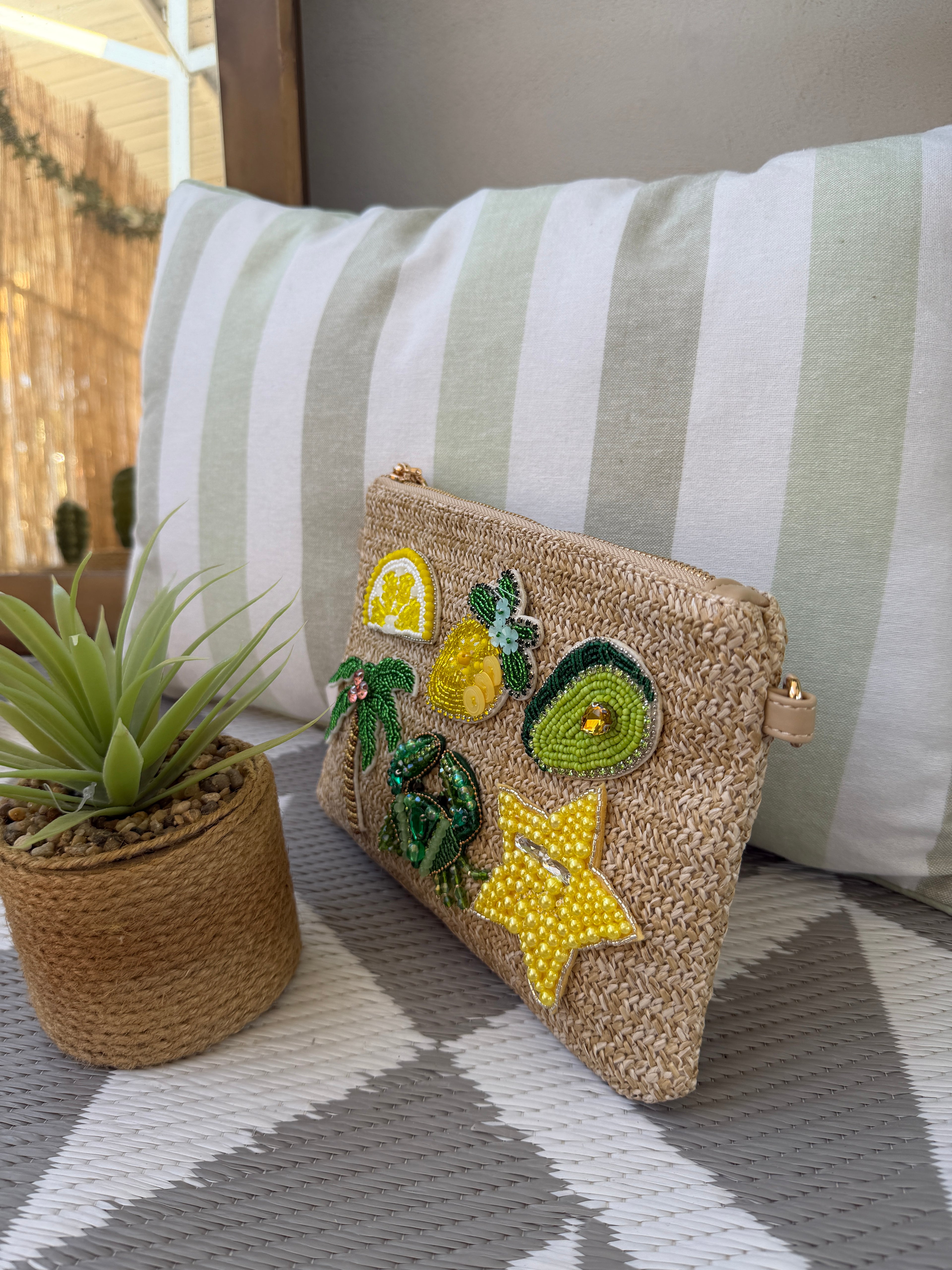 Pochette intrecciata con applicazioni decorative