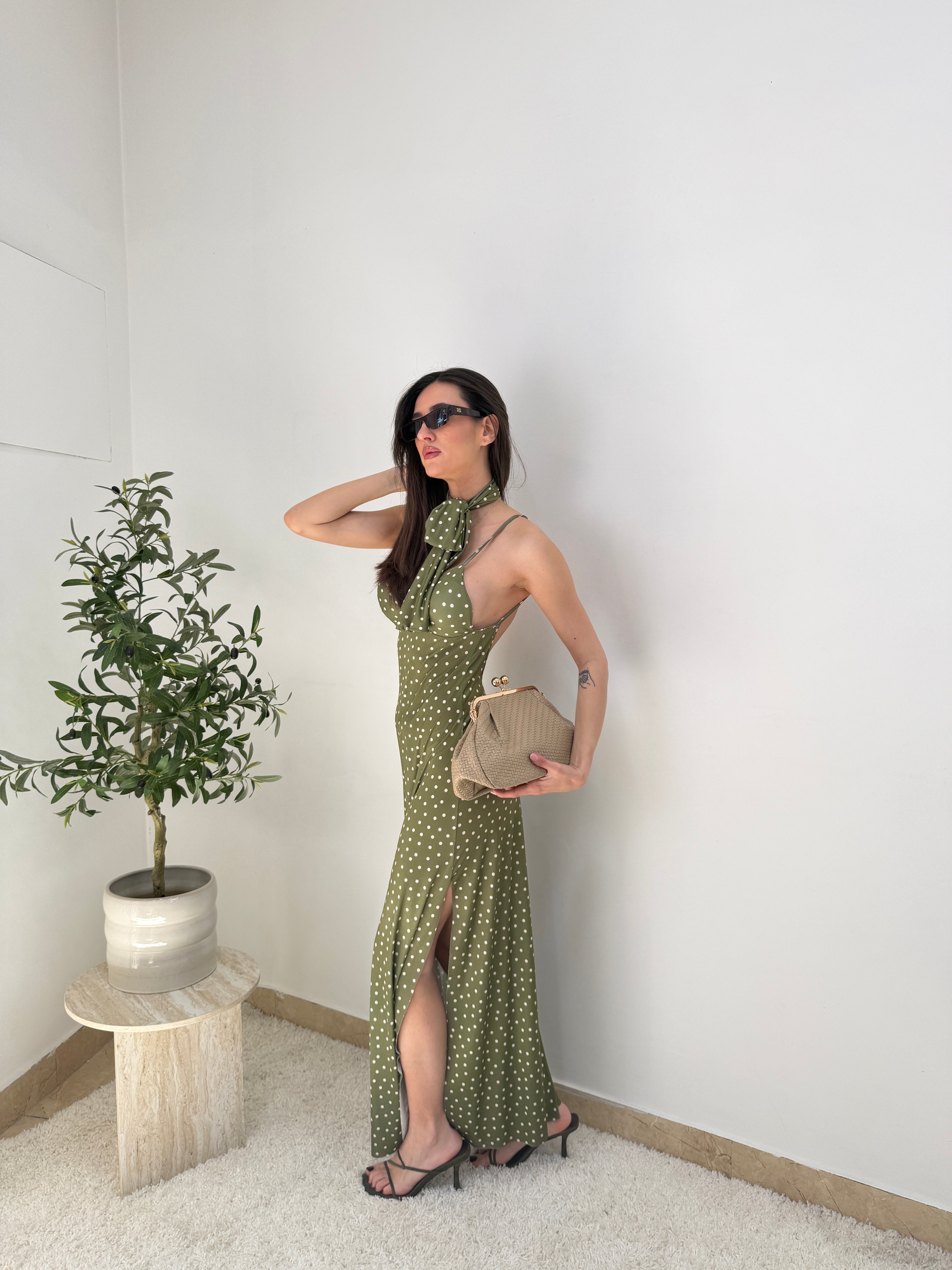 Abito lungo a pois con schiena scoperta con dettaglio foulard