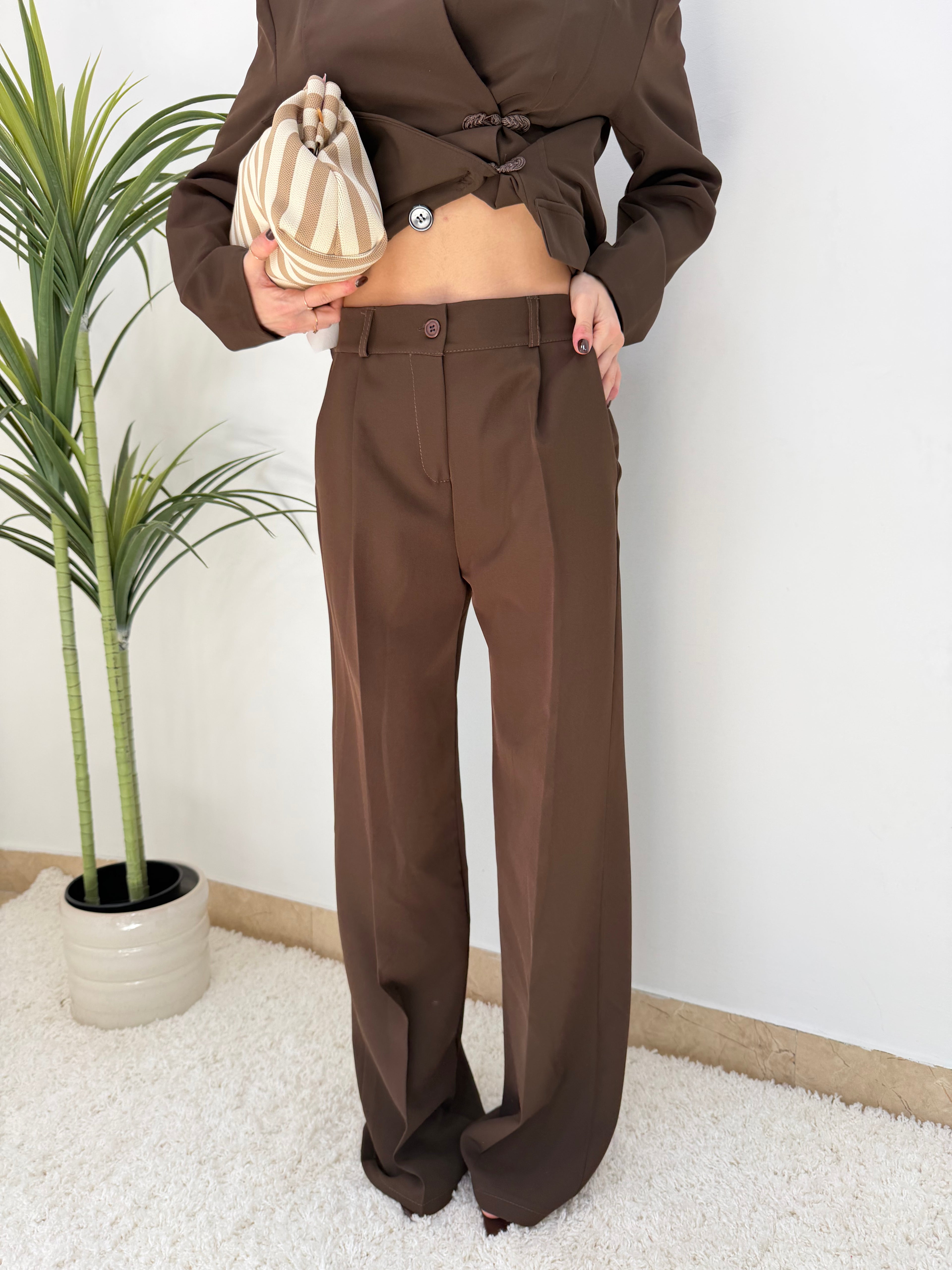 Tailleur stile coreano con giacca asimmetrica a nodo