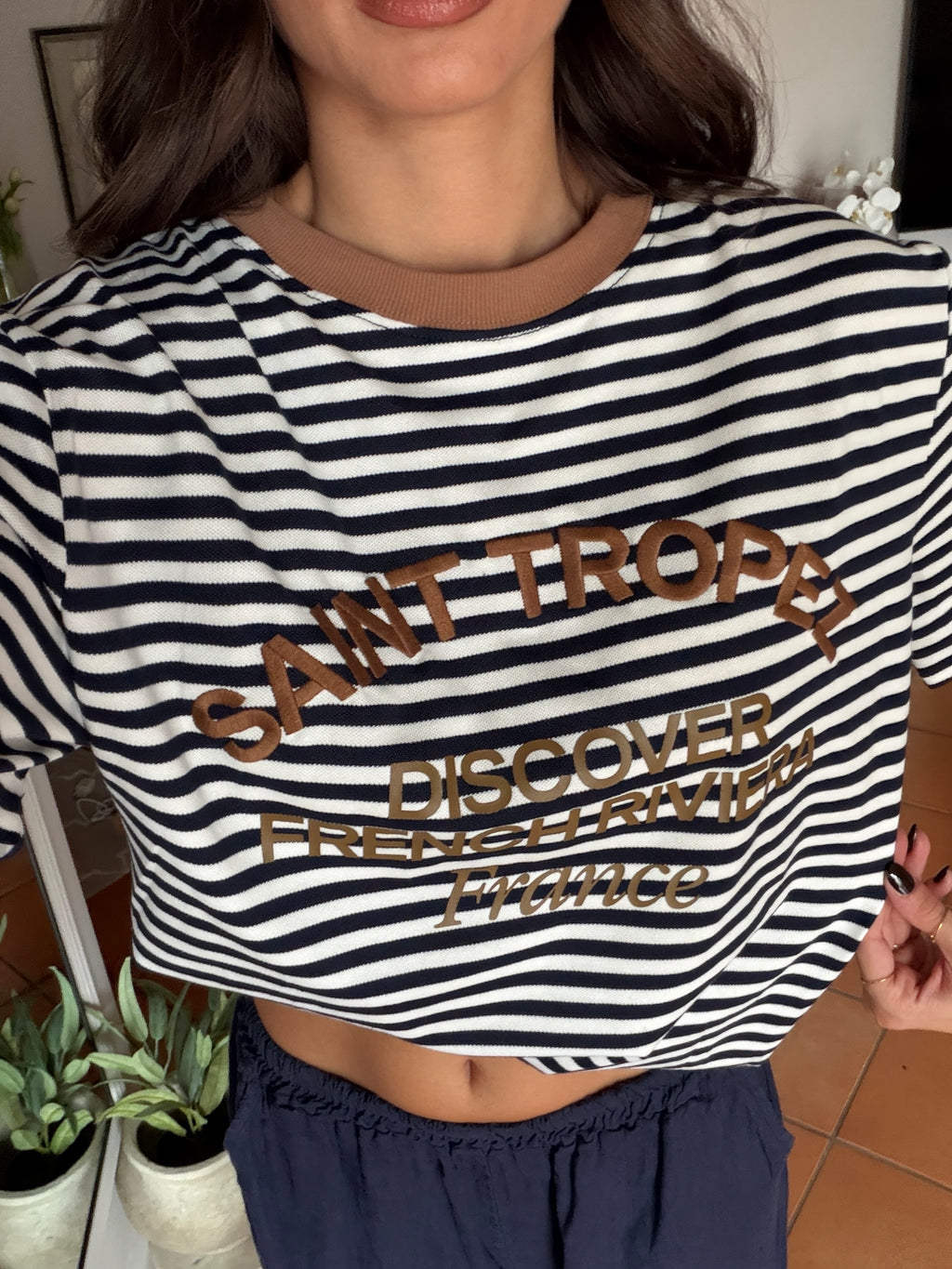 T-shirt crop a righe con ricamo frontale Saint tropez